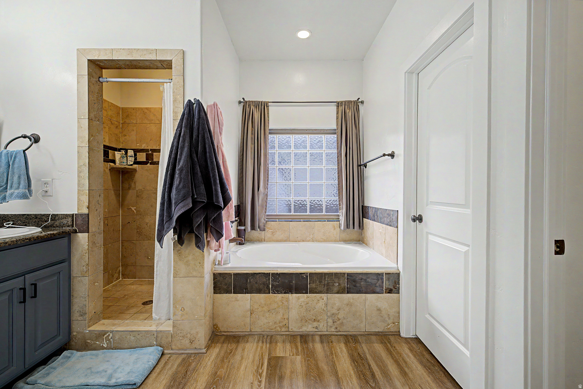 EAGLES GATE - Residential