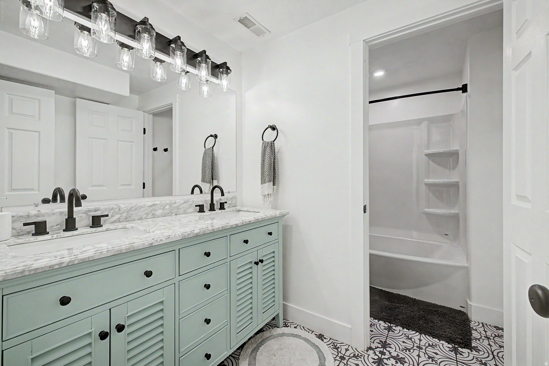 EAGLES GATE - Residential