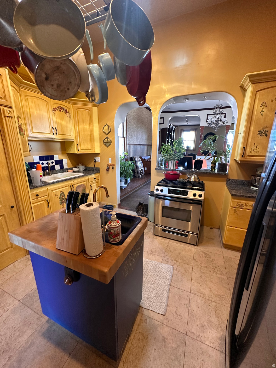 Main image without alt text