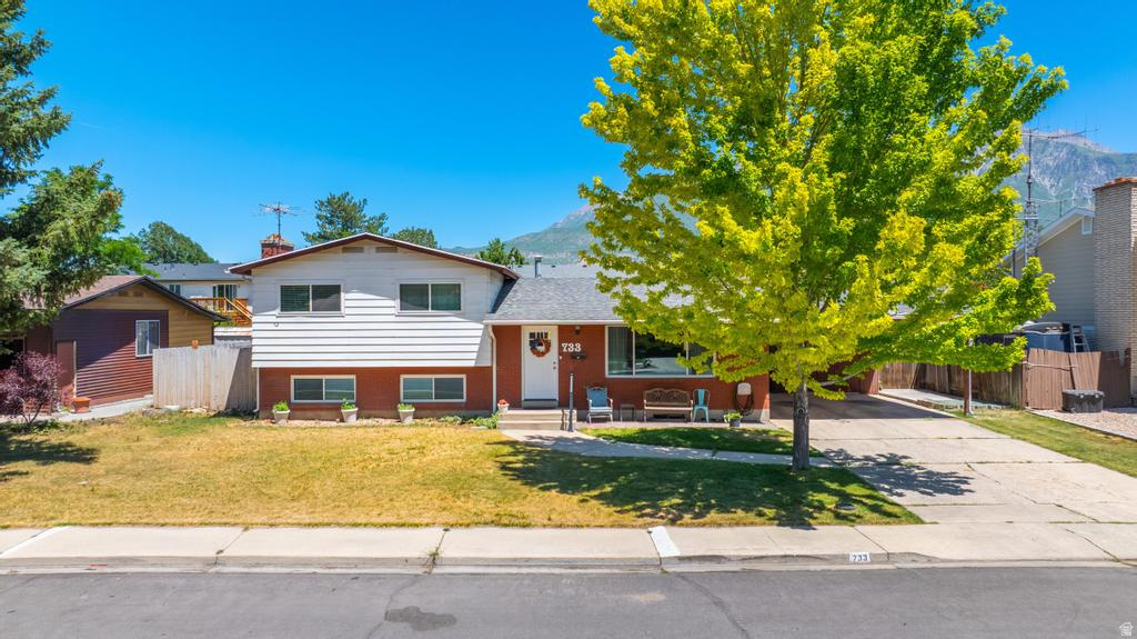 *OPEN HOUSE: Saturday, June 20th 10am-12pm* Welcome to your perfect starter home! With 4 bedrooms, over 2,400 sq ft, a spacious backyard, and a basement entrance, this home gives so many possibilities to either a homeowner or an investor. The above ground floors have 3 bedrooms and 1 bathroom, leaving the option of turning the below ground floors into a basement apartment with 1 large bedroom. All carpet has been updated, and everything has been recently painted, including kitchen cabinets. The home is bright and ready for its new owners!