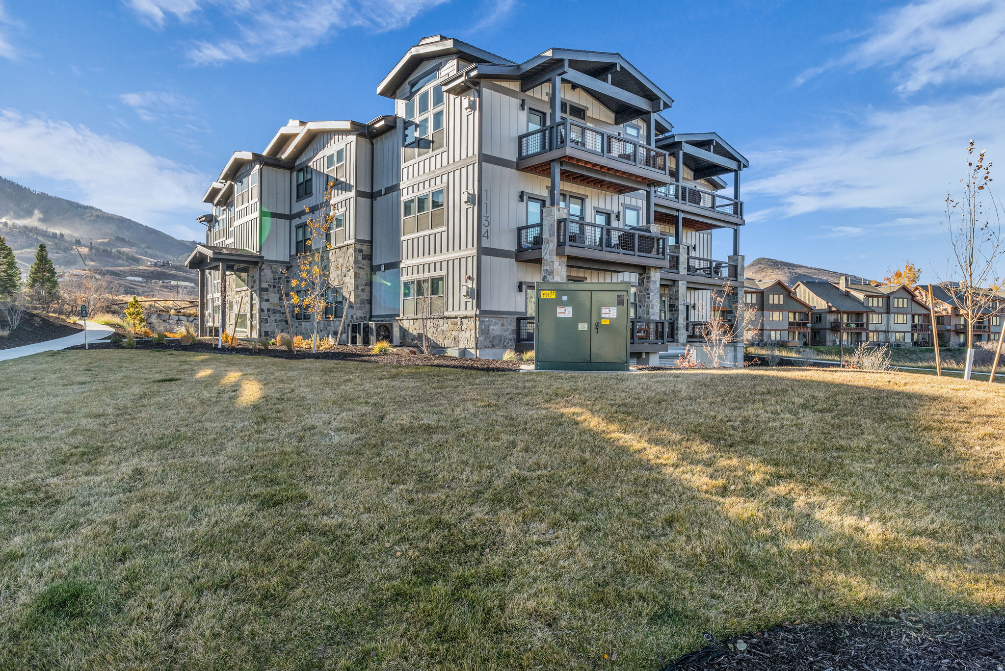 MAYFLOWER LAKESIDE - Residential