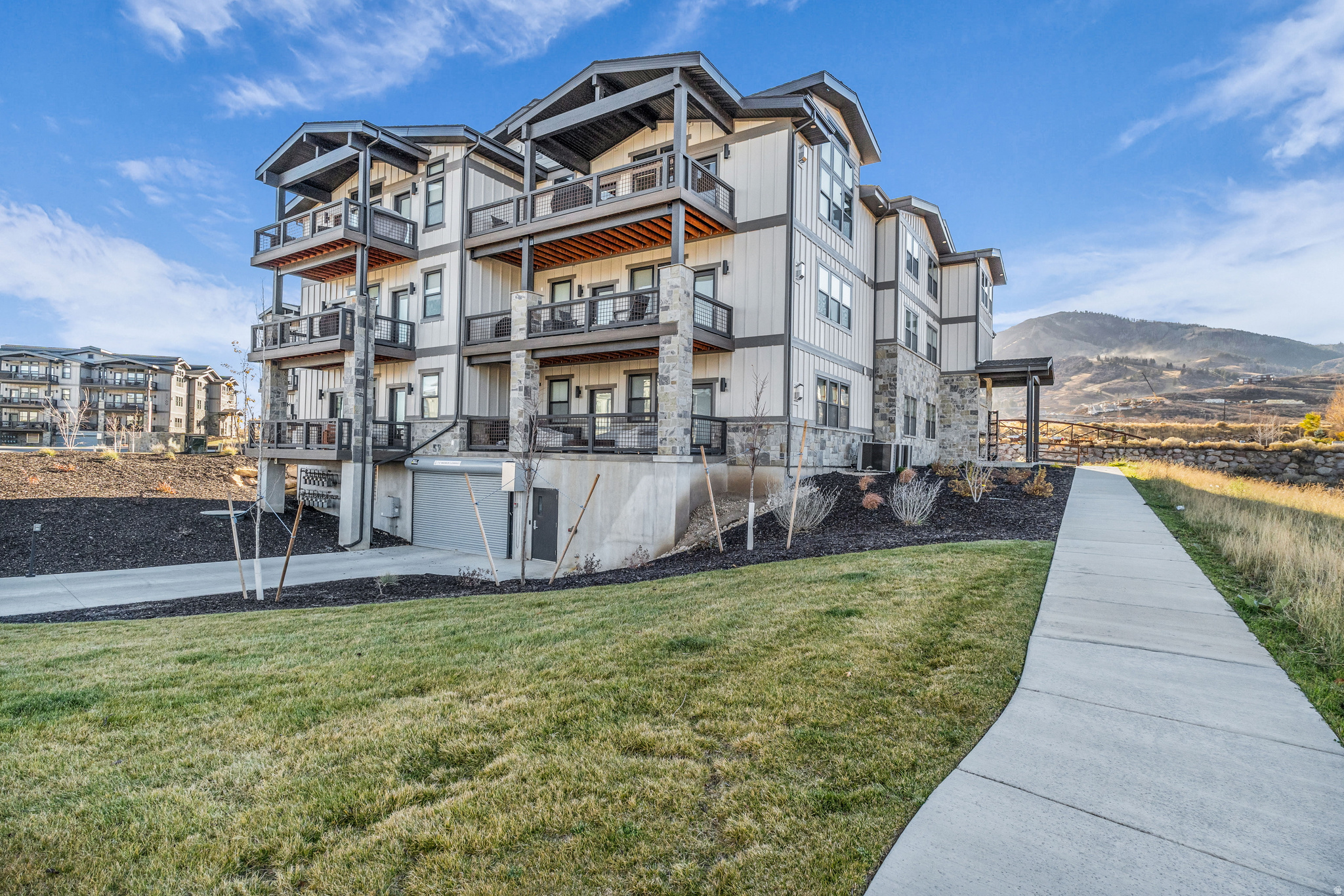 MAYFLOWER LAKESIDE - Residential
