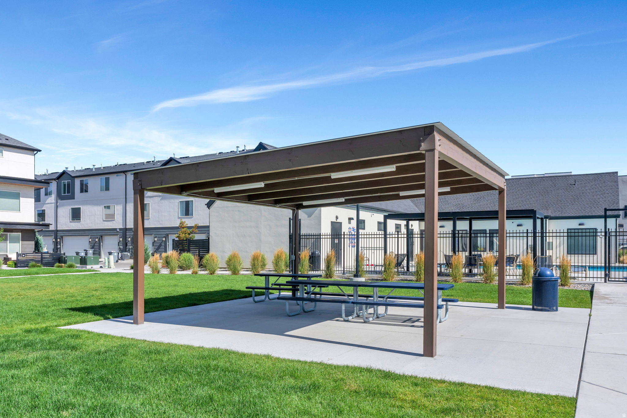 EDGEWATER - Residential