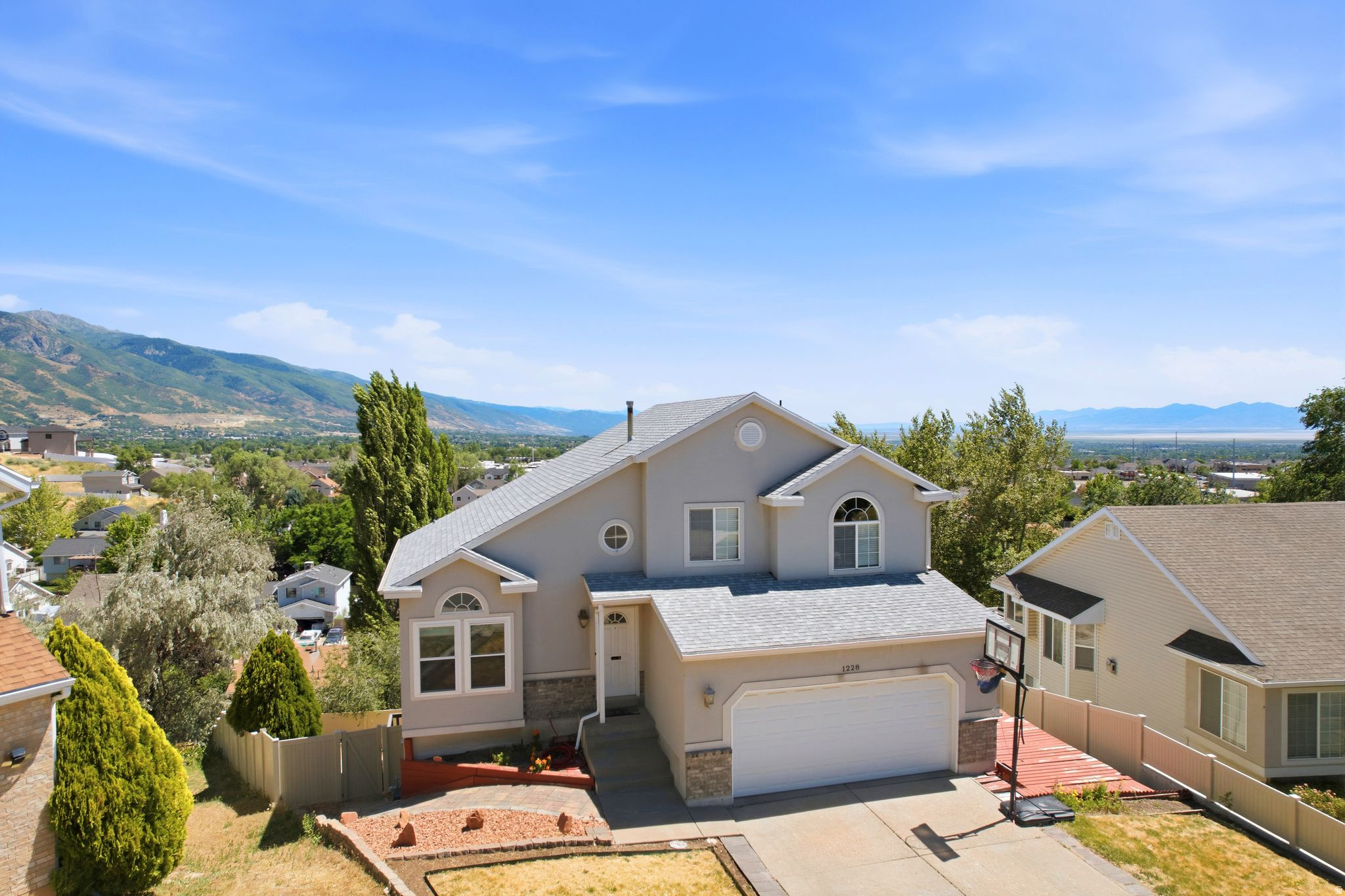 NORTH HILLS ESTATES - Residential