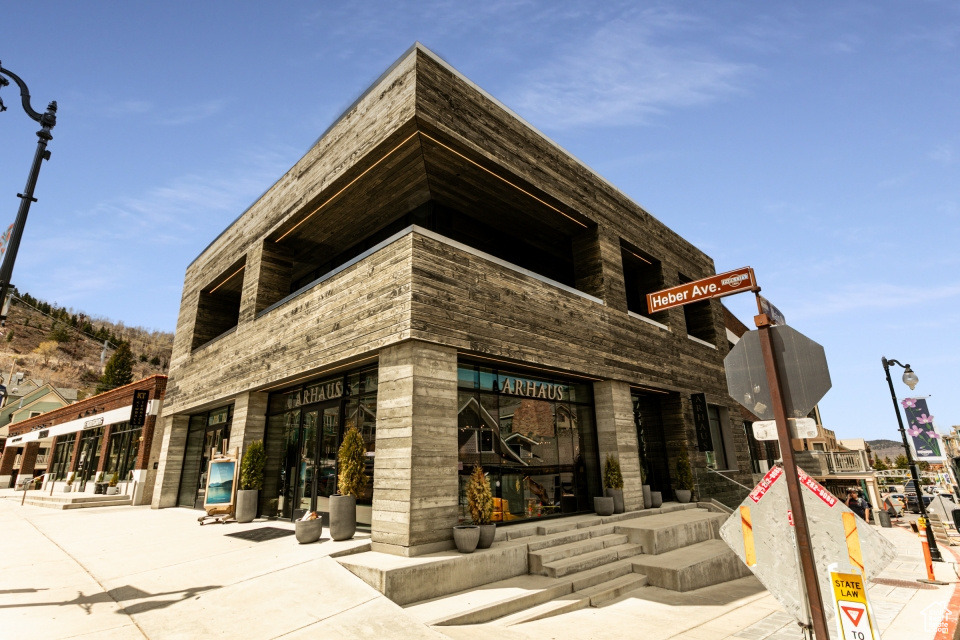 1,800-5,994 SF Retail Suites Available on PC Main Street!  Beautiful contemporary architecture.  Close proximity to convenient structured parking.  Strong tenant mix anchored by Arhaus, including: -Sunglass Hut -Free People -The Collective -We Norwegians -ROMY PC.  Please call/email listing agent for more information or to schedule a showing!