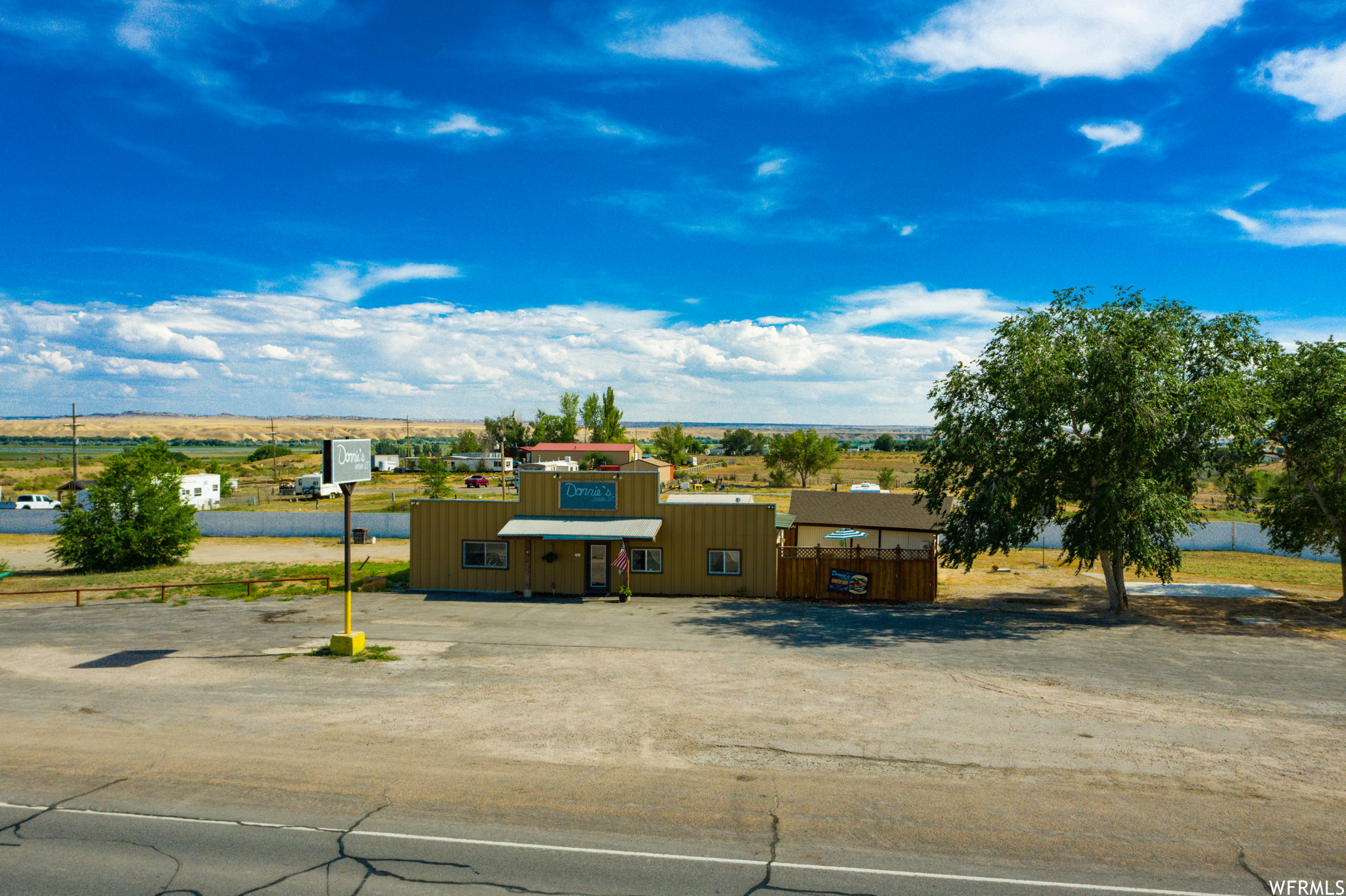 Restaurant in Jensen. Has booths, tables, outdoor dining patio,freezer, refrigerator. Public restrooms. A popular place for dining!