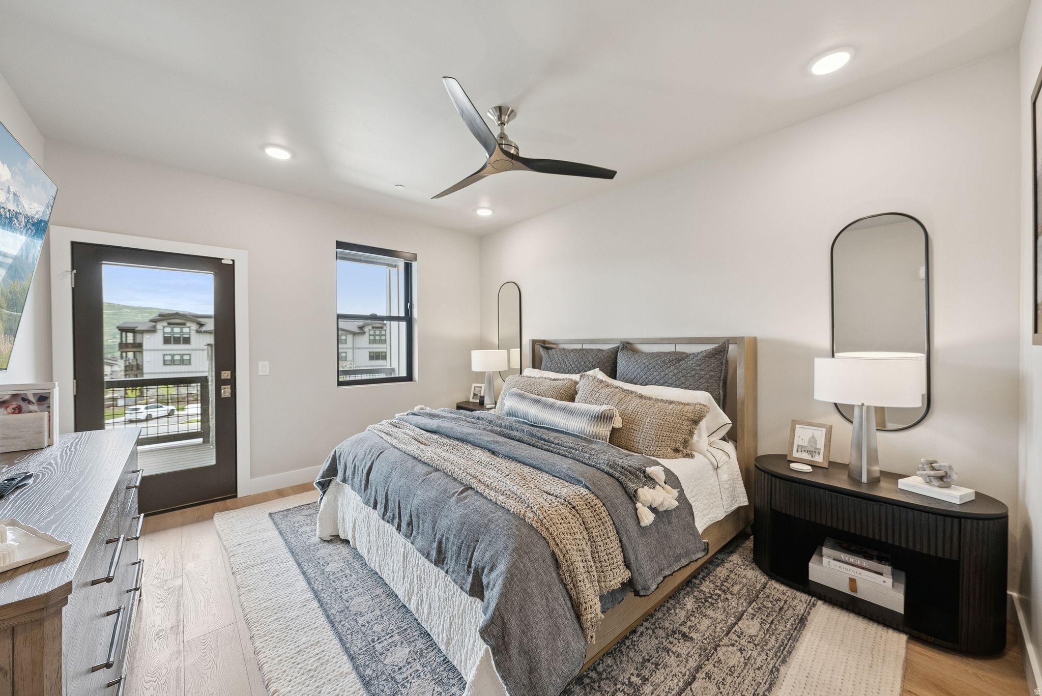 MAYFLOWER LAKESIDE - Residential