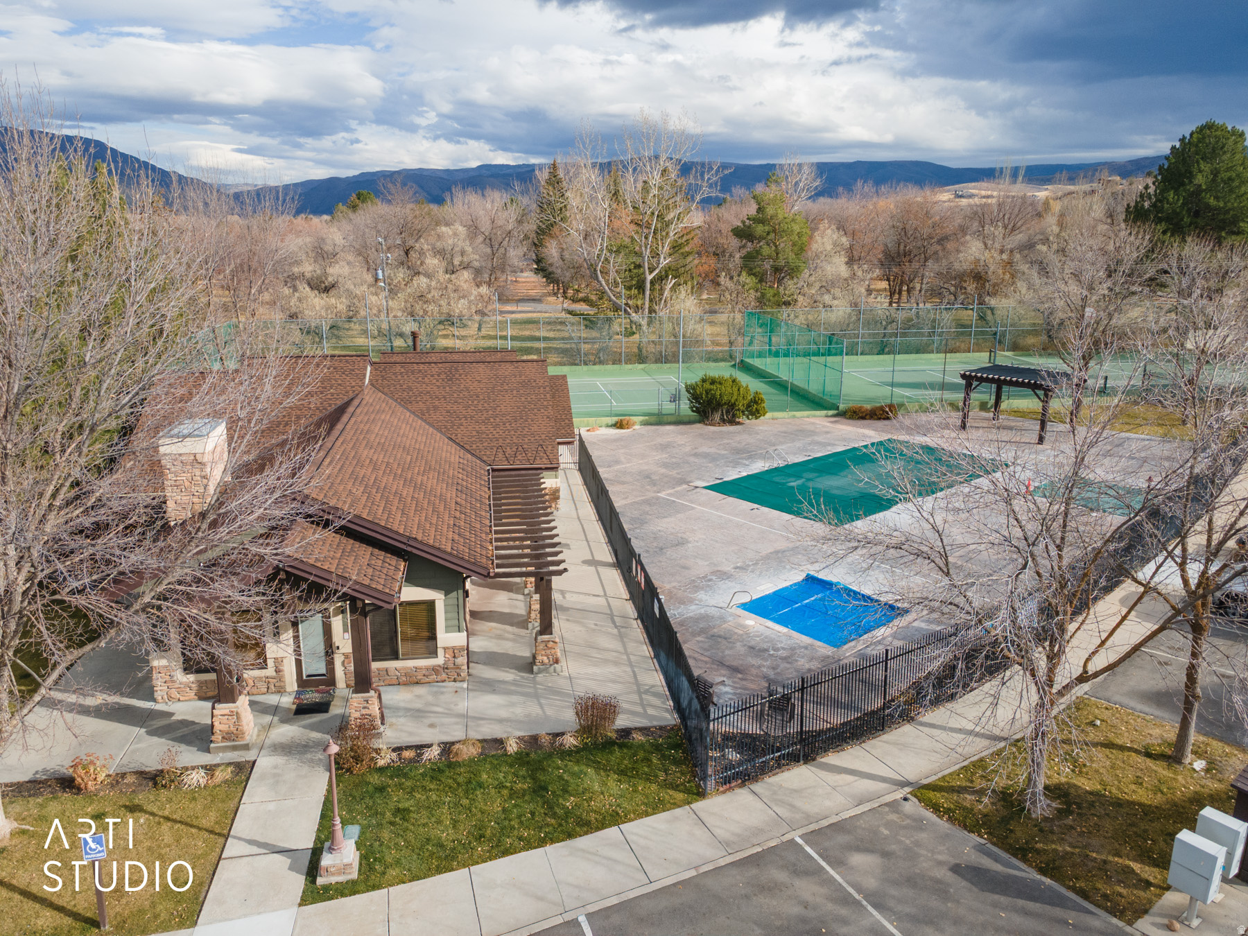 LAKESIDE VILLAGE - Residential