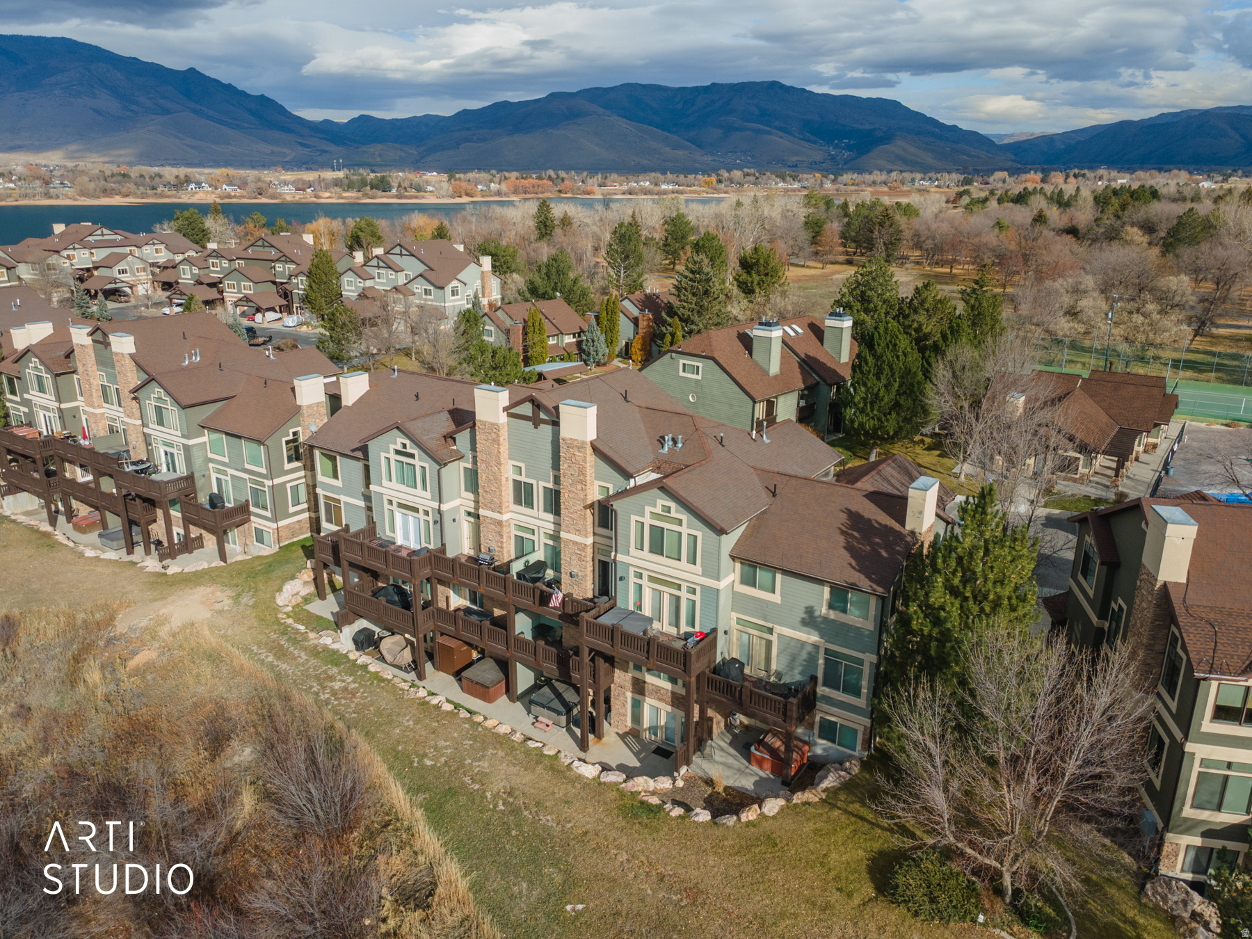 LAKESIDE VILLAGE - Residential