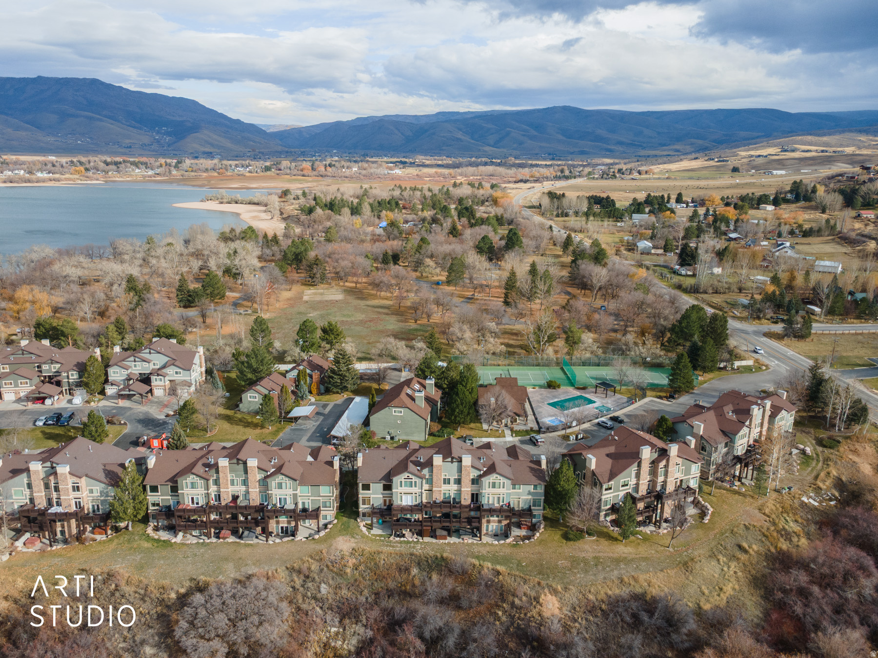 LAKESIDE VILLAGE - Residential