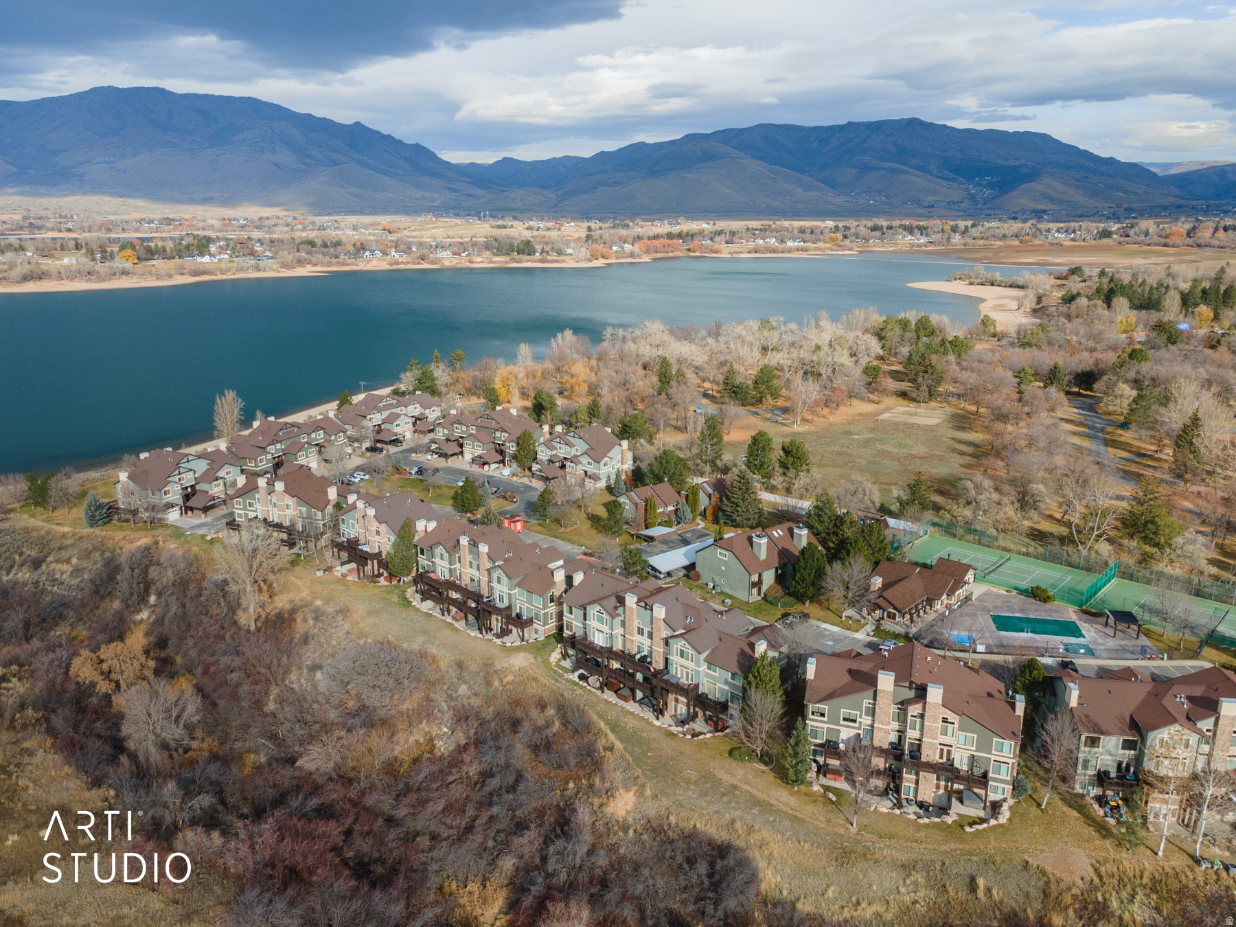 LAKESIDE VILLAGE - Residential