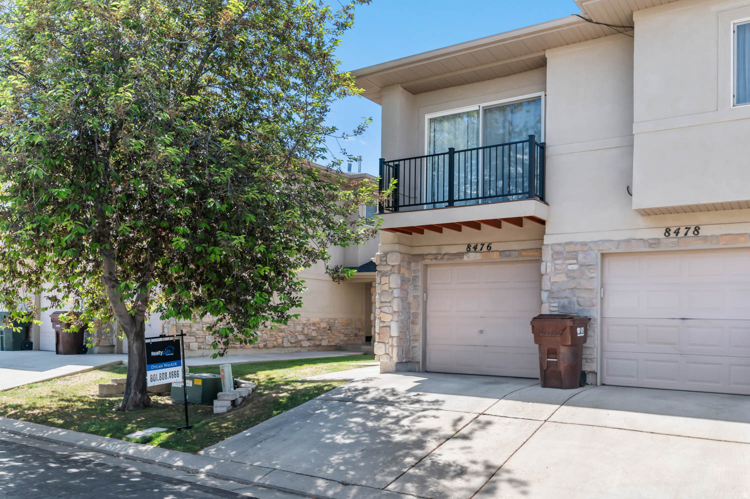 Wow! What a find! Open and Spacious with so much natural light. Big open family room and kitchen. Stainless steel appliances. Great master bedroom and has a walk in closet. Very nice community with pool, playground and clubhouse. Newly installed Google Fiber paid by the HOA. This home is priced to sale. You do not want to miss out on this home