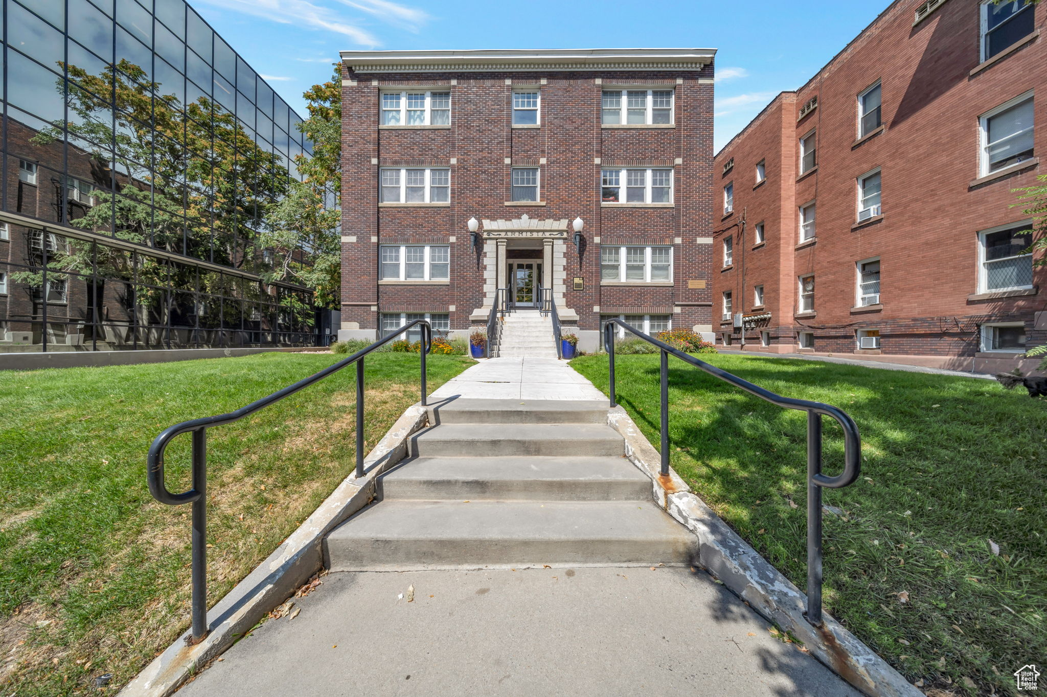 Price improved. Downtown living for this price!!! Amazing opportunity to be in the heart of it all while keeping your payment low and over head less than rent. You have plenty of space with this beauty. Check it out today!