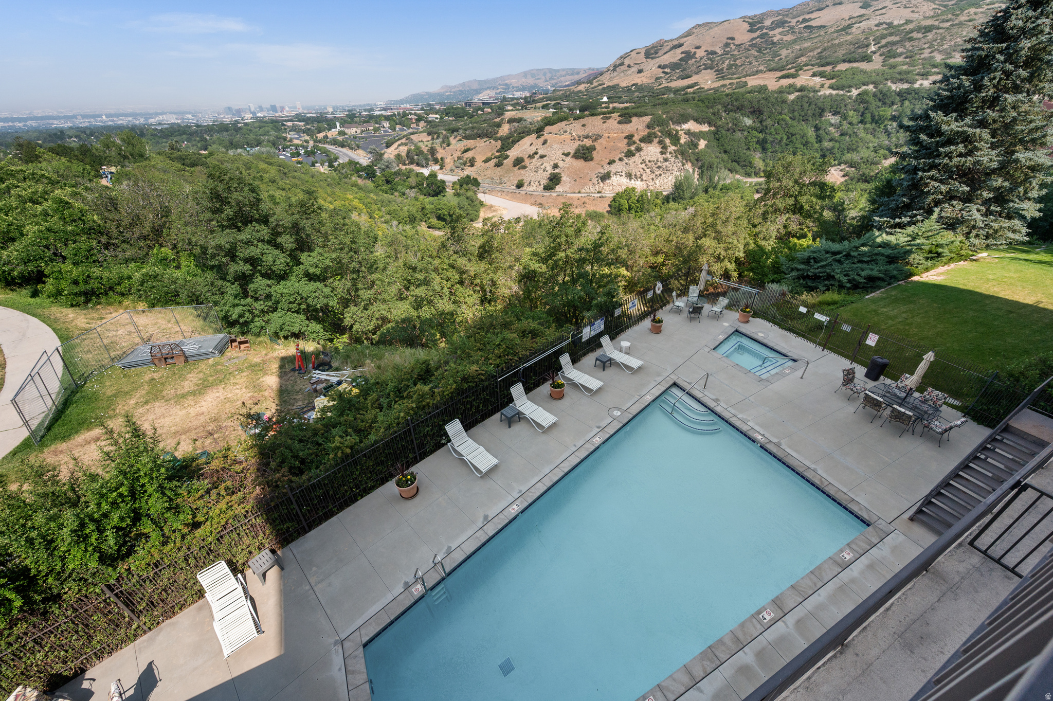 DONNER TOWERS - Residential