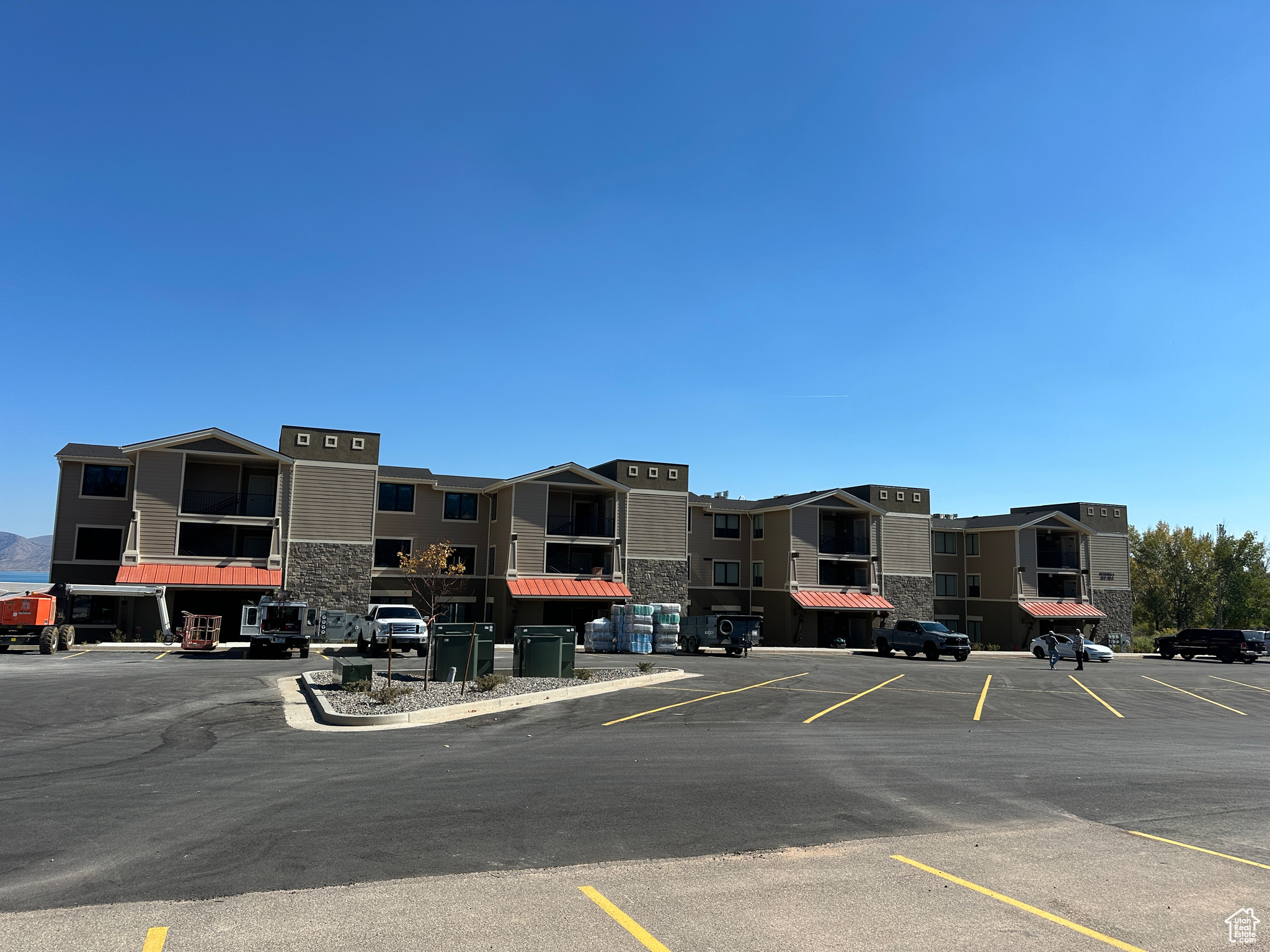 GARDEN CITY LAKE RESIDENCES - Residential