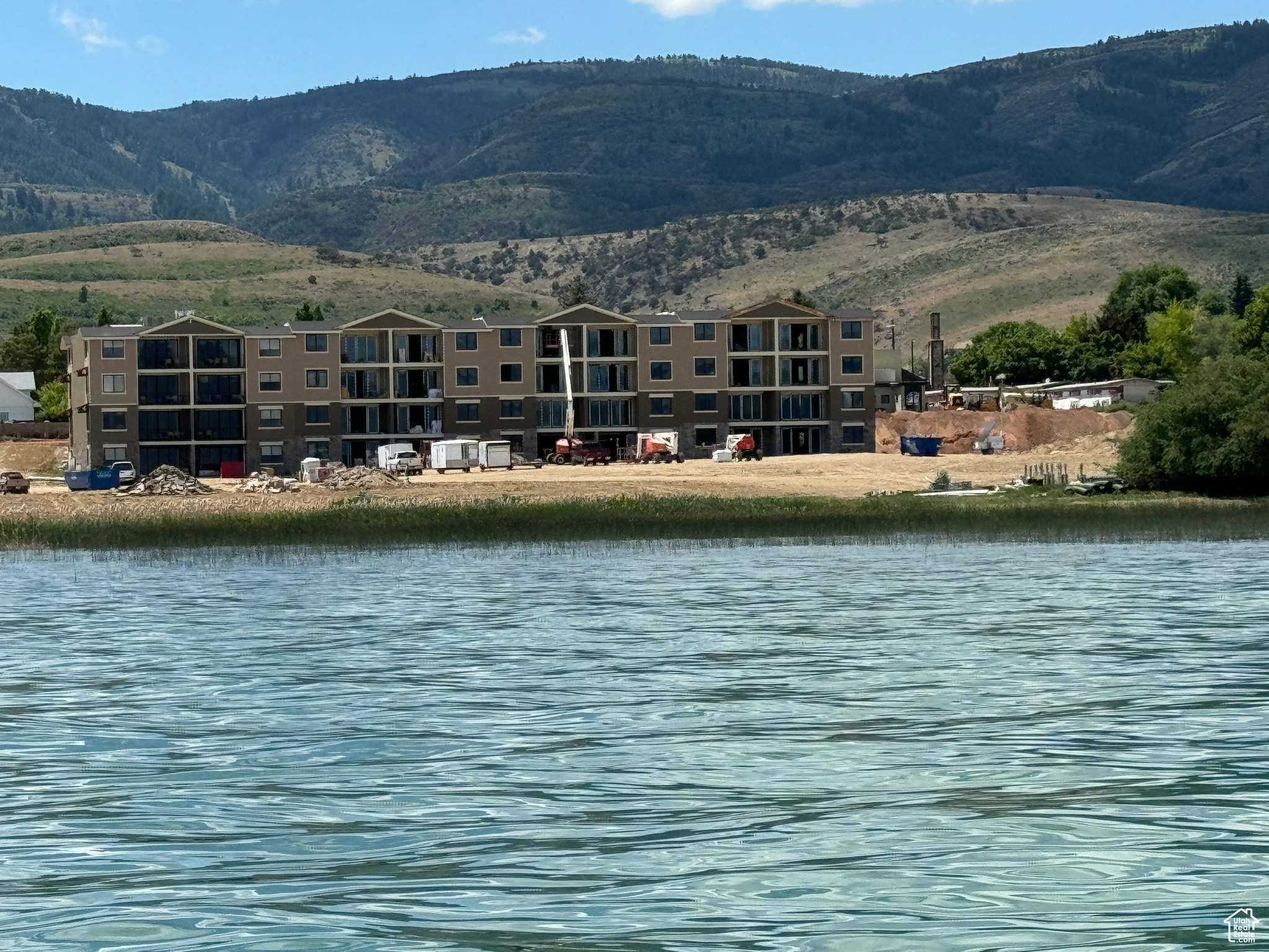 GARDEN CITY LAKE RESIDENCES - Residential