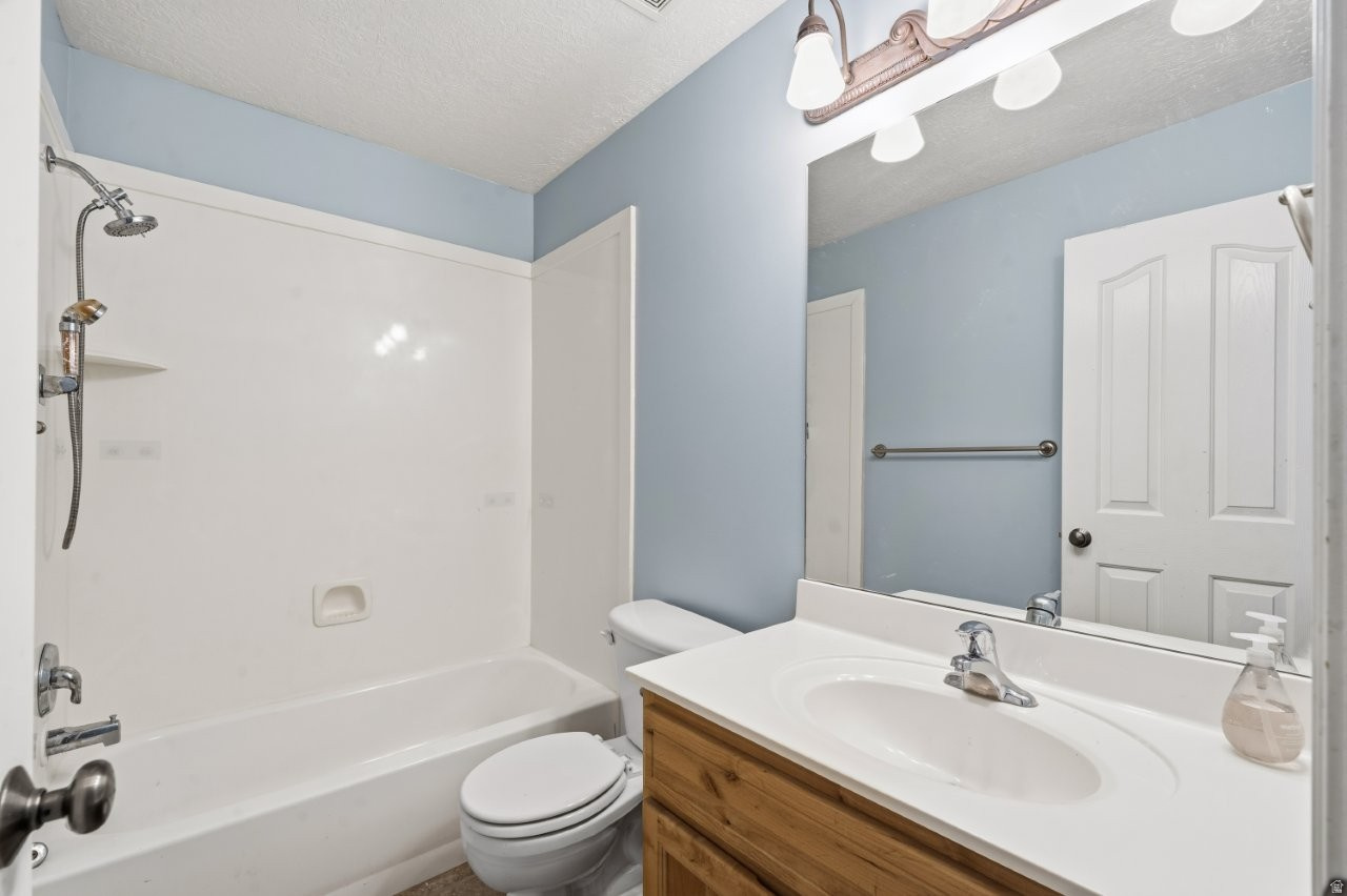 WHITE BARN COUNTRY CLUB PRUD - Residential