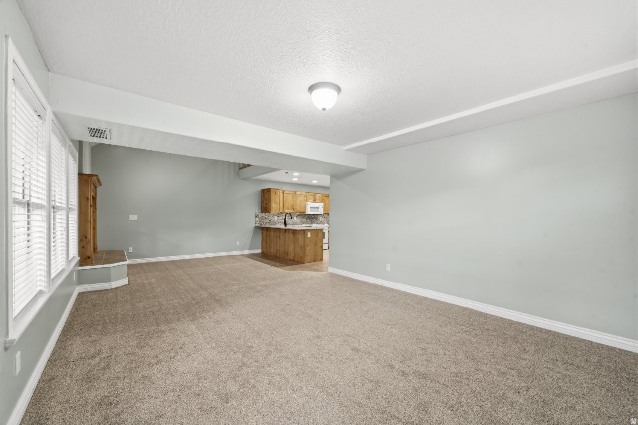 WHITE BARN COUNTRY CLUB PRUD - Residential