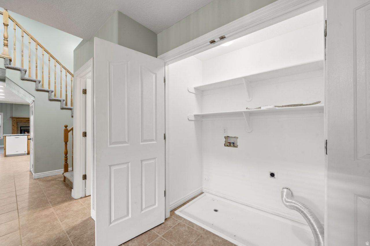 WHITE BARN COUNTRY CLUB PRUD - Residential