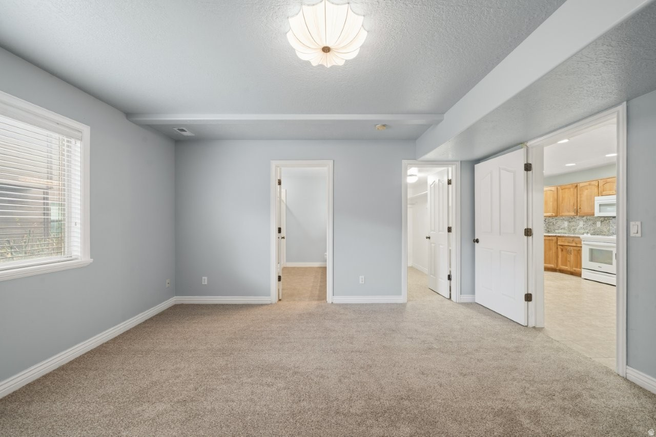 WHITE BARN COUNTRY CLUB PRUD - Residential