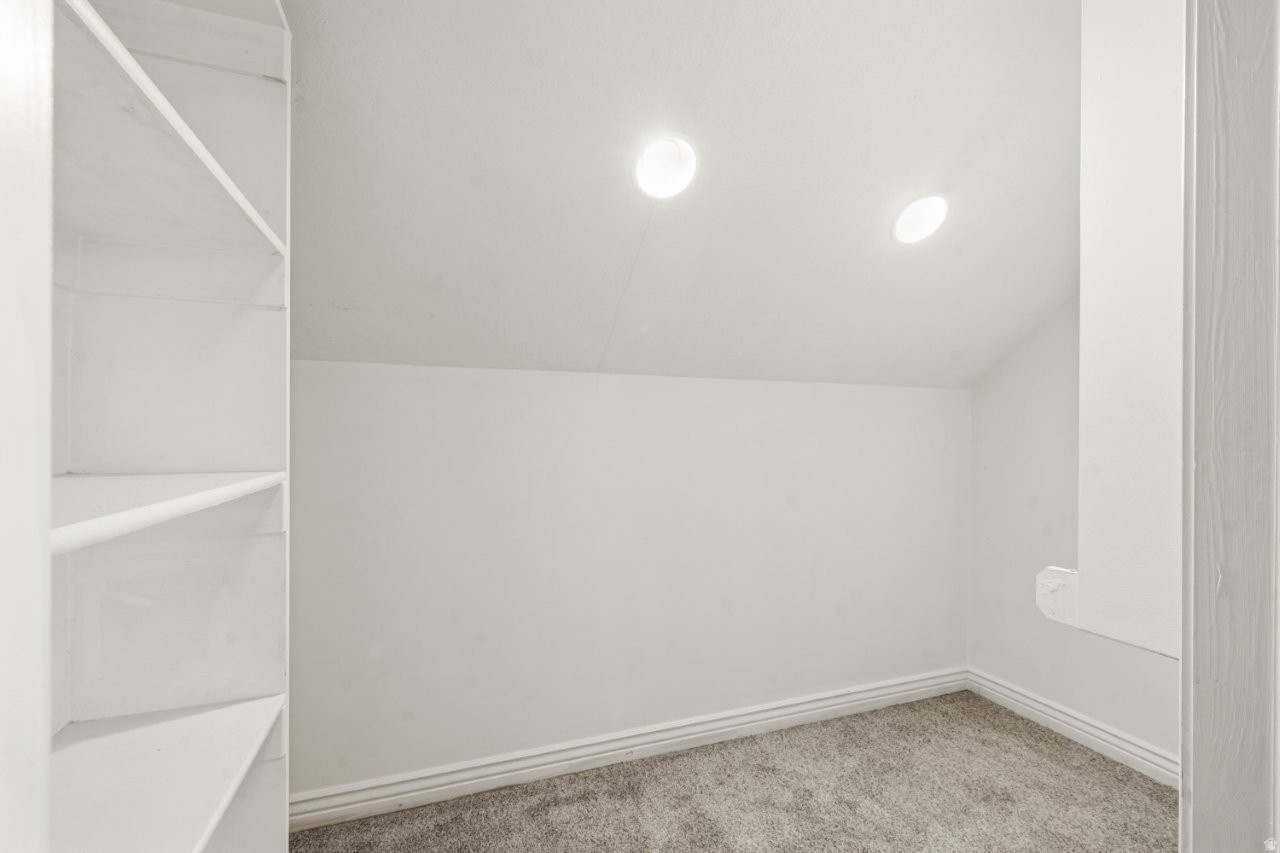 WHITE BARN COUNTRY CLUB PRUD - Residential