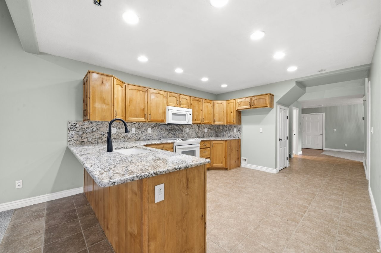WHITE BARN COUNTRY CLUB PRUD - Residential