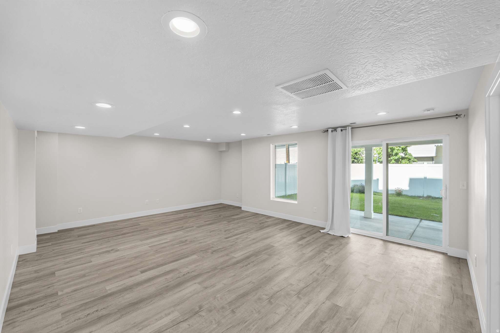 LOFTS ON REDWOOD - Residential