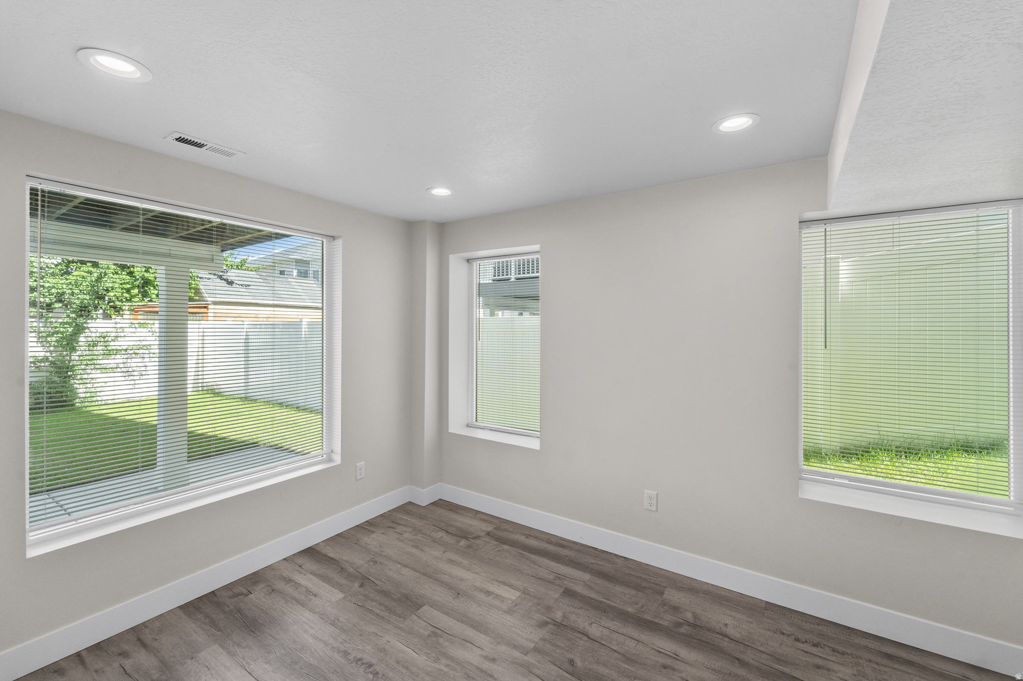 LOFTS ON REDWOOD - Residential