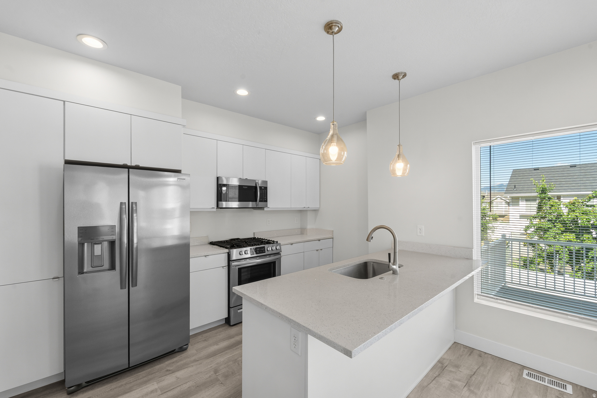 LOFTS ON REDWOOD - Residential
