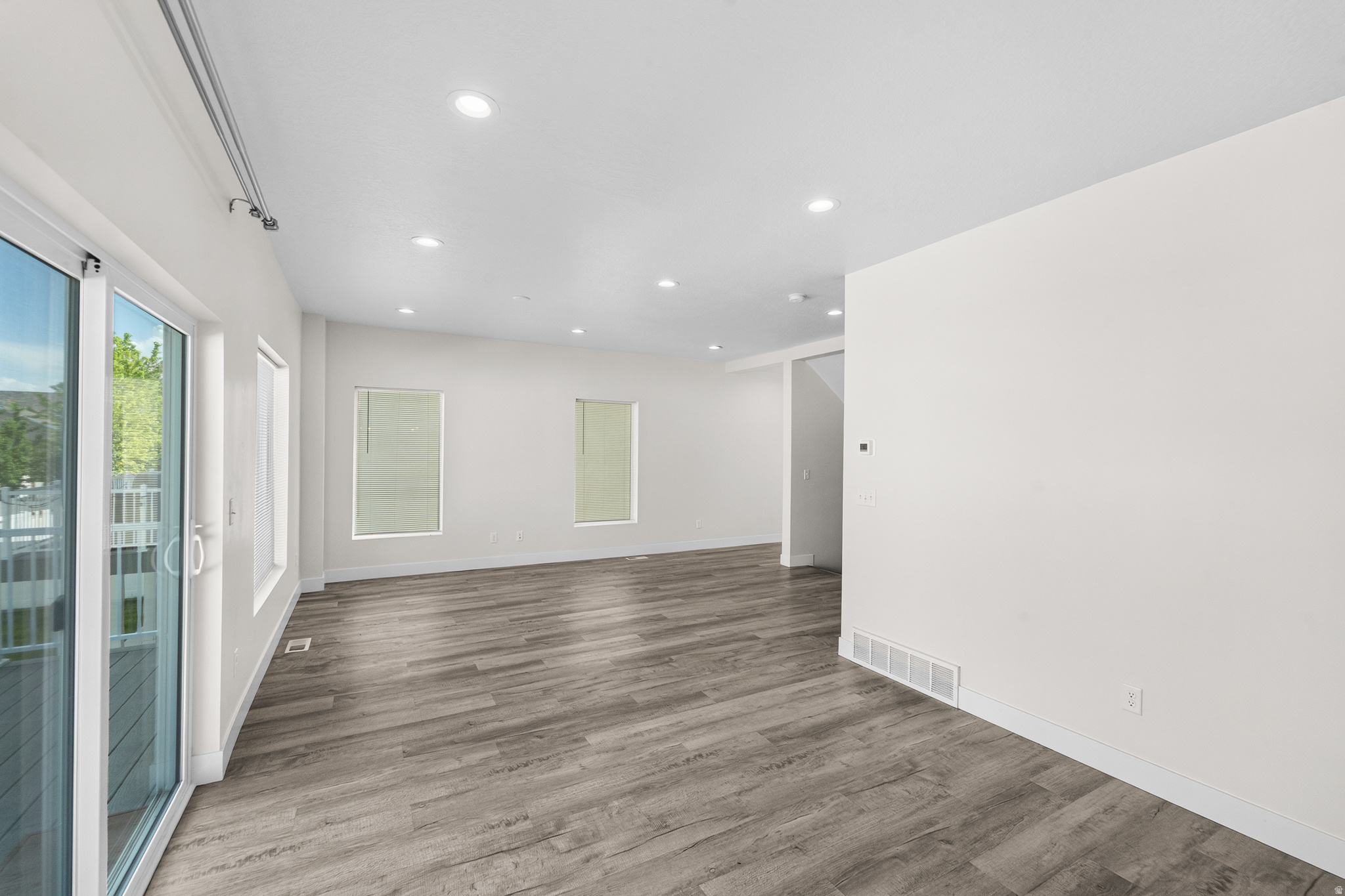 LOFTS ON REDWOOD - Residential