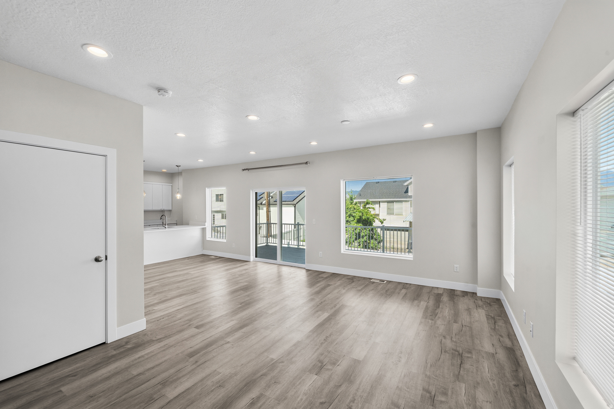 LOFTS ON REDWOOD - Residential