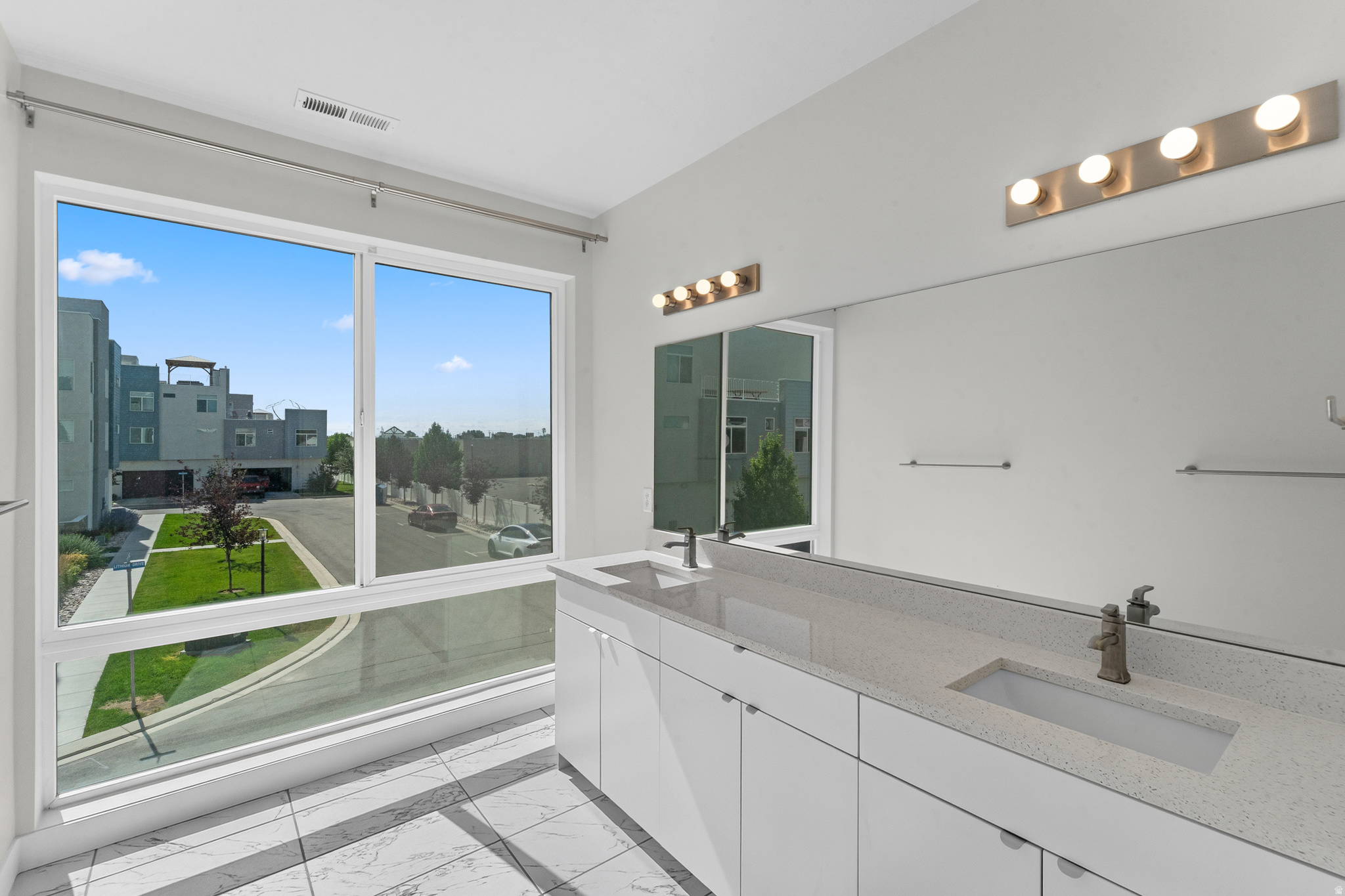 LOFTS ON REDWOOD - Residential