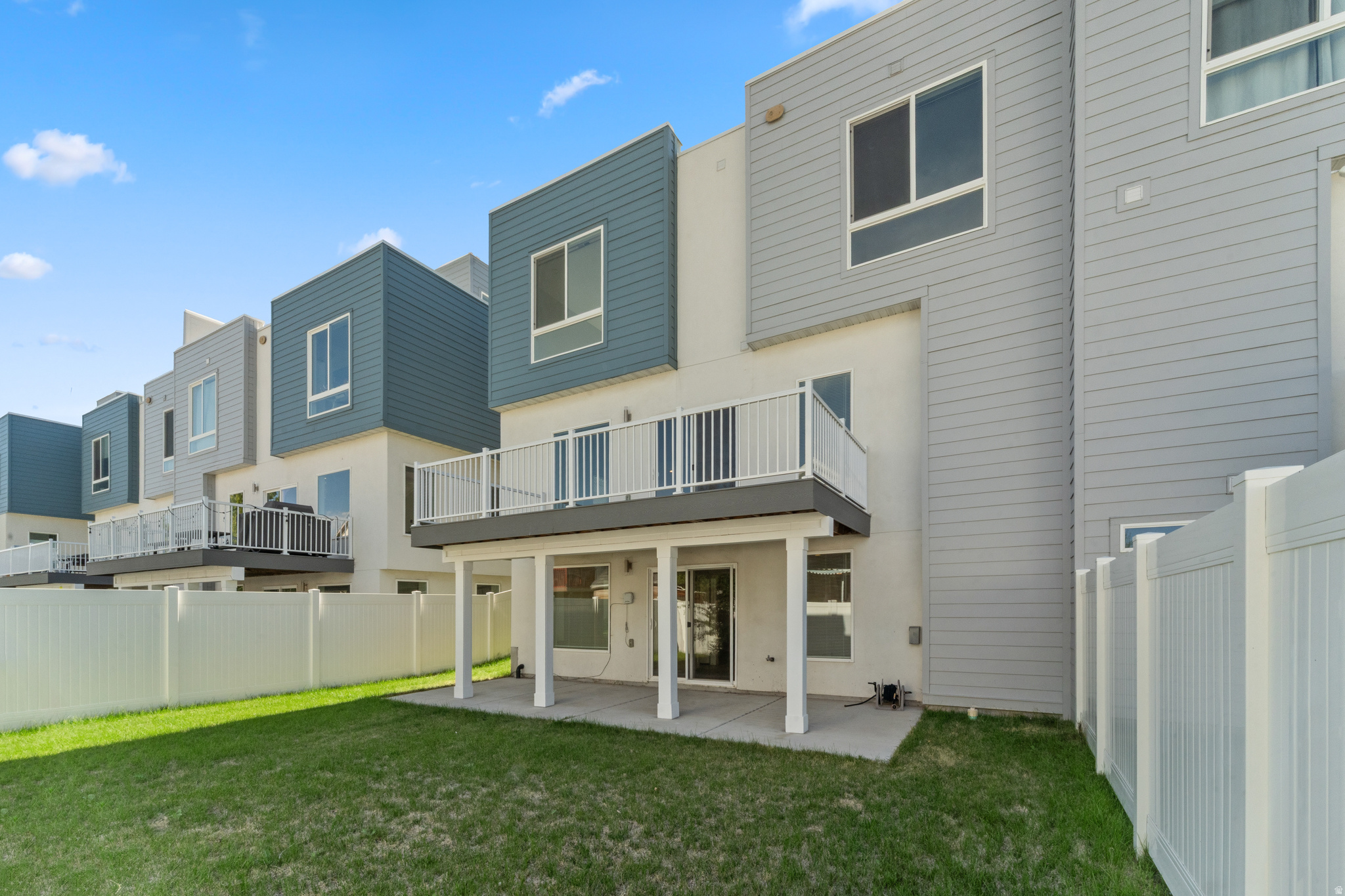 LOFTS ON REDWOOD - Residential