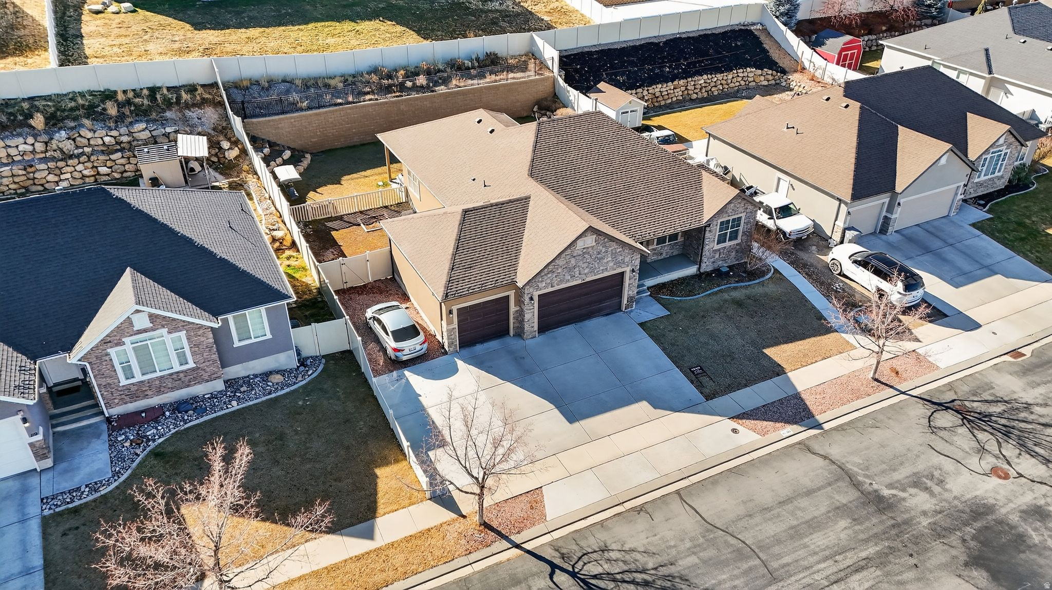 Check out this great house in the very desirable Elk Ridge Area - you don't want to miss it! With 3768 sqft, this home boasts 6 total bedrooms and 3 bathrooms. The basement has an independent entrance for added flexibility whether you want to use it as a mother in law apartment, added space or even a source of extra income. The backyard is ready to enjoy and to make your own! Buyer is advised to get an independent measurement.