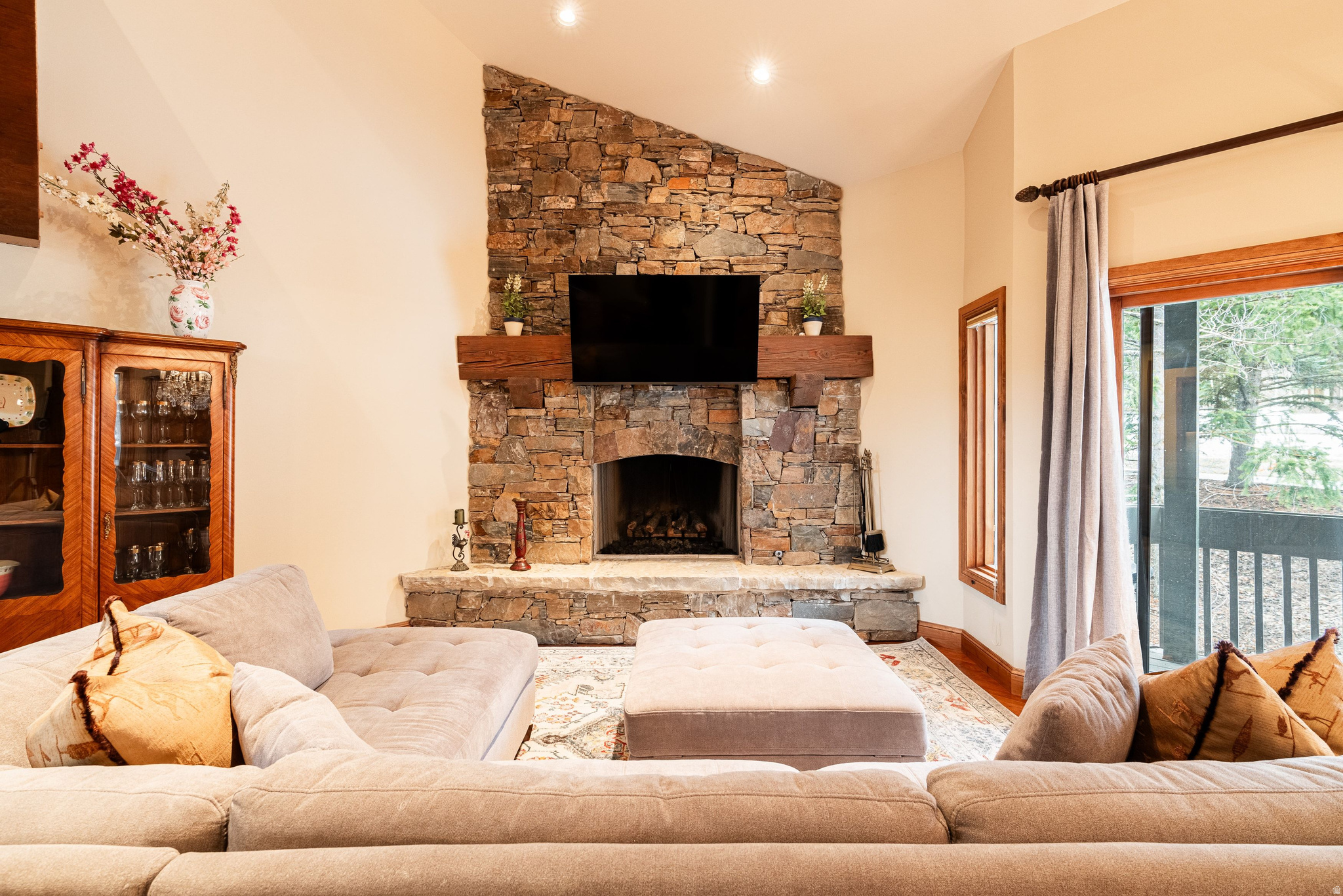 LAKESIDE - Residential Lease