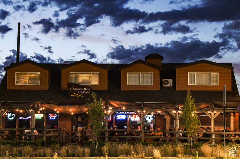 Lease rate: $24.50 PSF NNN Sales Price: $1,250,000.00 Building Size: Approx. 3,046 SF -Main Floor Approx.: 1,773 SF -Second Floor Approx.: 1,273 SF -Approx. 1,400 SF Patio Space Along 2100 S. Zoning: MU-5 Land Size: 0.24 Acres Grey Shell Condition Year Built: 1960 Walk-In Cooler Walk-In Freezer Full Kitchen Hood In Place 6 Surface Parking Spaces Easy Access To I-15 Zero Lot Line (Construction, Building Configuration)