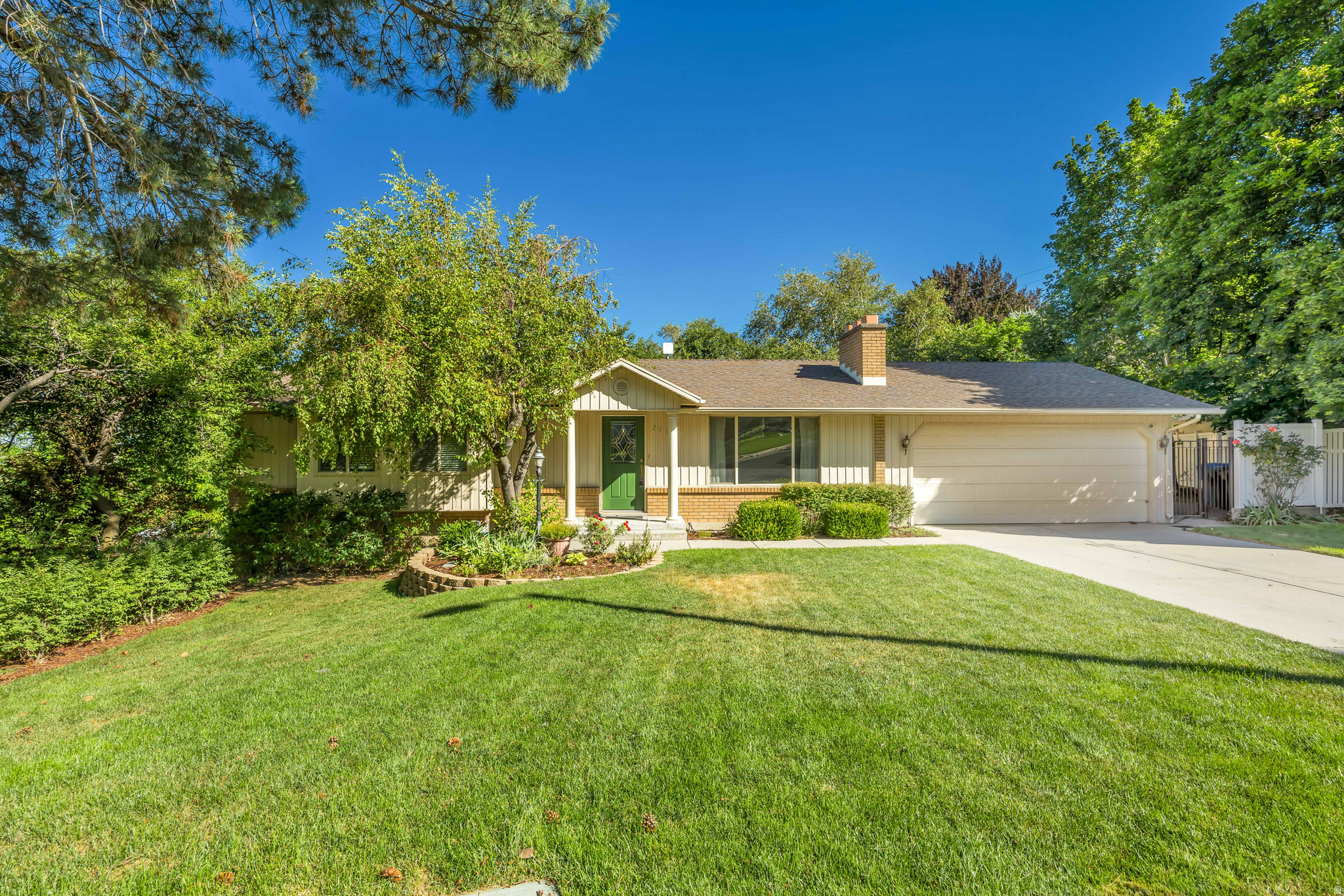 Beautifully situated in the hills of Farmington and ready for a new owner.  Mature trees and a beautiful deck make for perfect summer evenings.  Home is in excellent condition and has been well cared for.  Easy access to the freeway and all shopping.