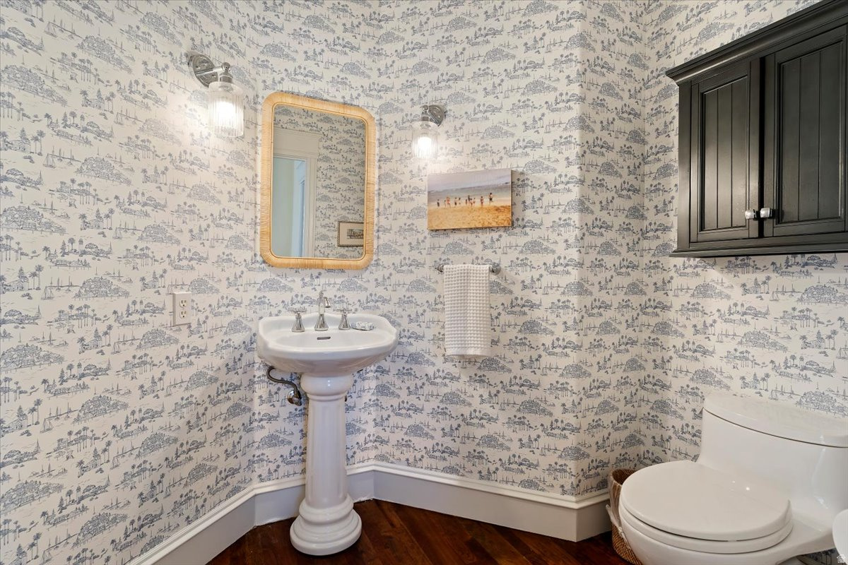 HAMPTON COURT - Residential