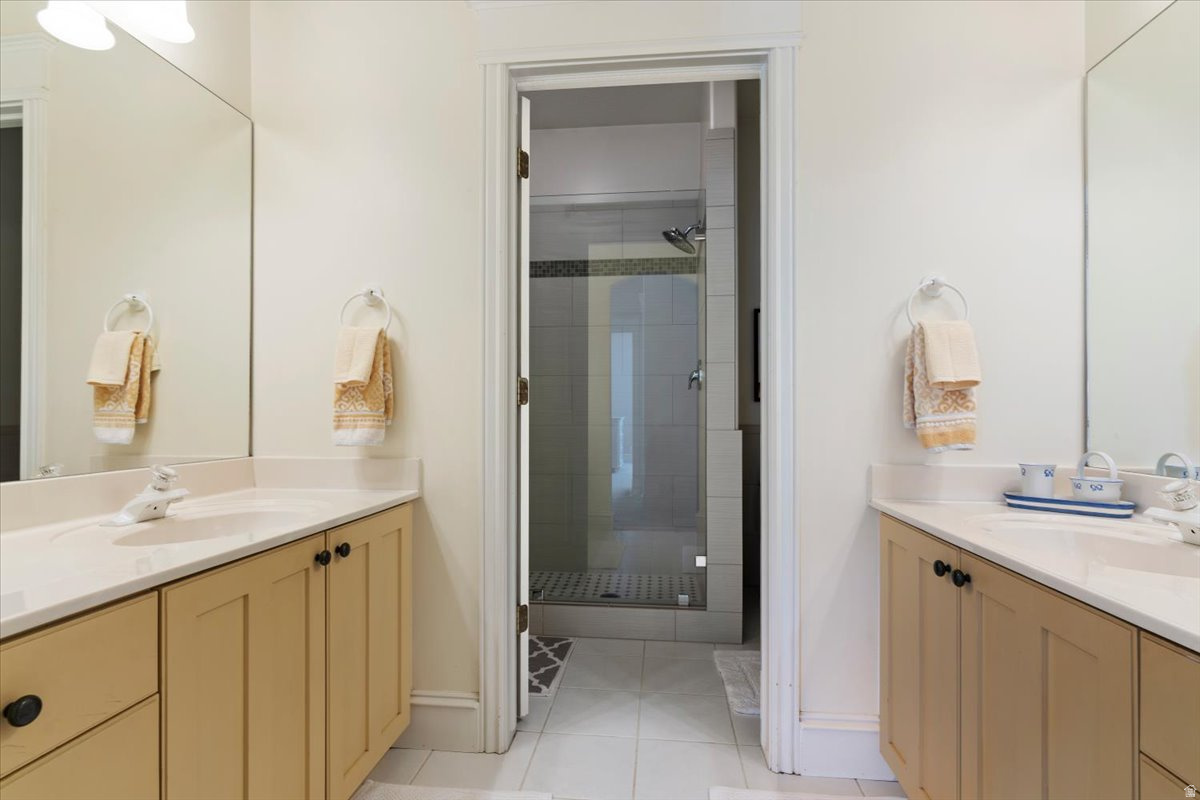 HAMPTON COURT - Residential