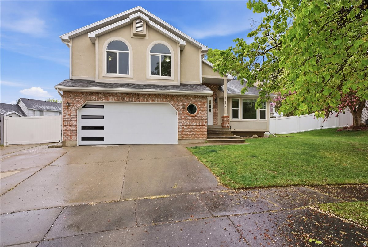 Nestled in the highly desirable High Point neighborhood of Sandy, this beautifully maintained home sits on a quiet cul-de-sac and features an exceptionally large, flat, and private lot-a rare find in the area. Inside, enjoy a new white shaker kitchen with modern finishes, a large family room, refreshed bathrooms, fresh carpet throughout, and bright, welcoming spaces. The location is unbeatable, offering easy access to top-rated schools, shopping, and amenities. A perfect blend of comfort, style, and convenience.