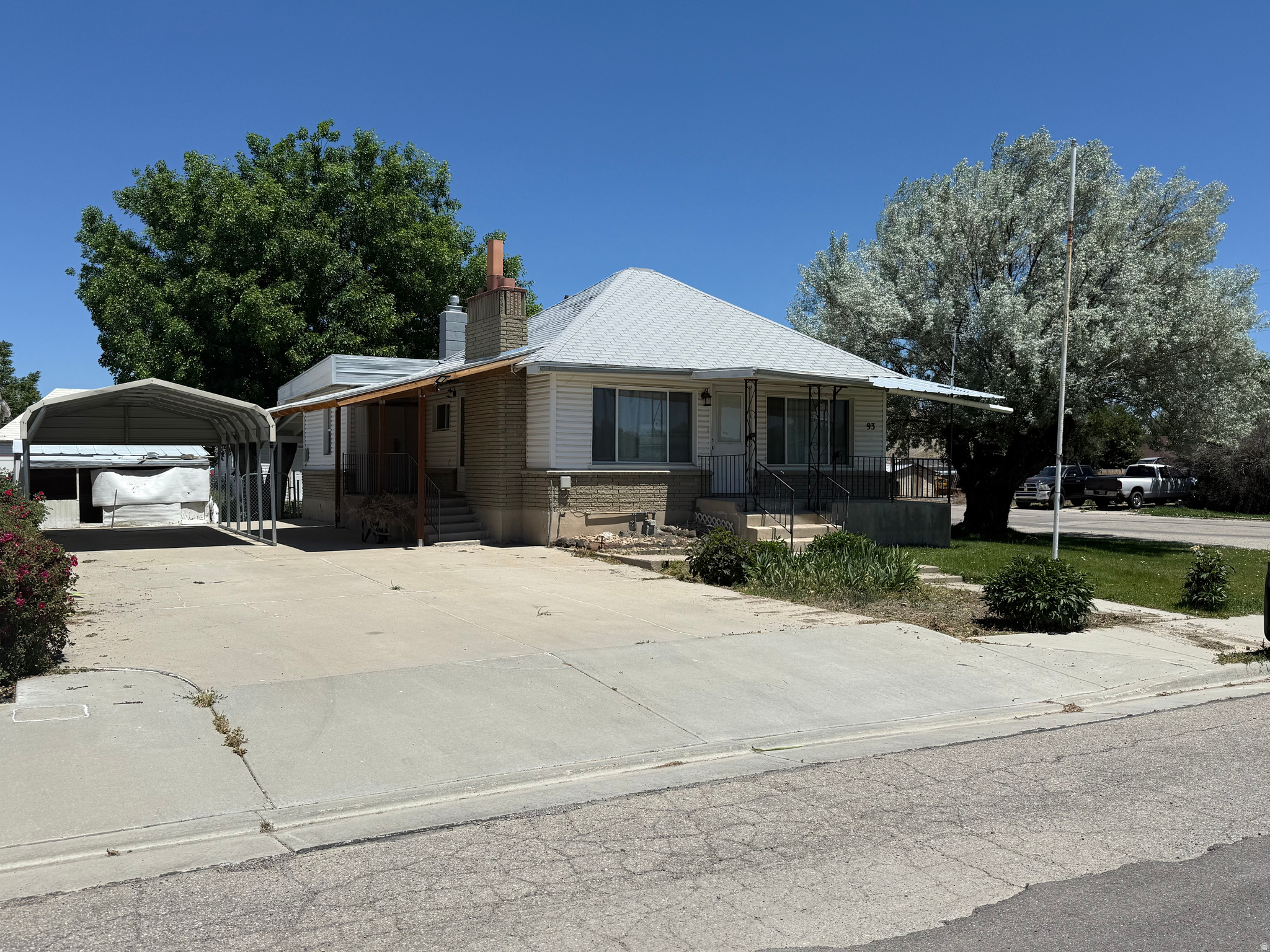 Charming 2-bedroom home on a spacious corner lot! Don't miss this opportunity to own a well-maintained 2 bedroom, 1.5 bath single family home situated on a desirable corner lot.