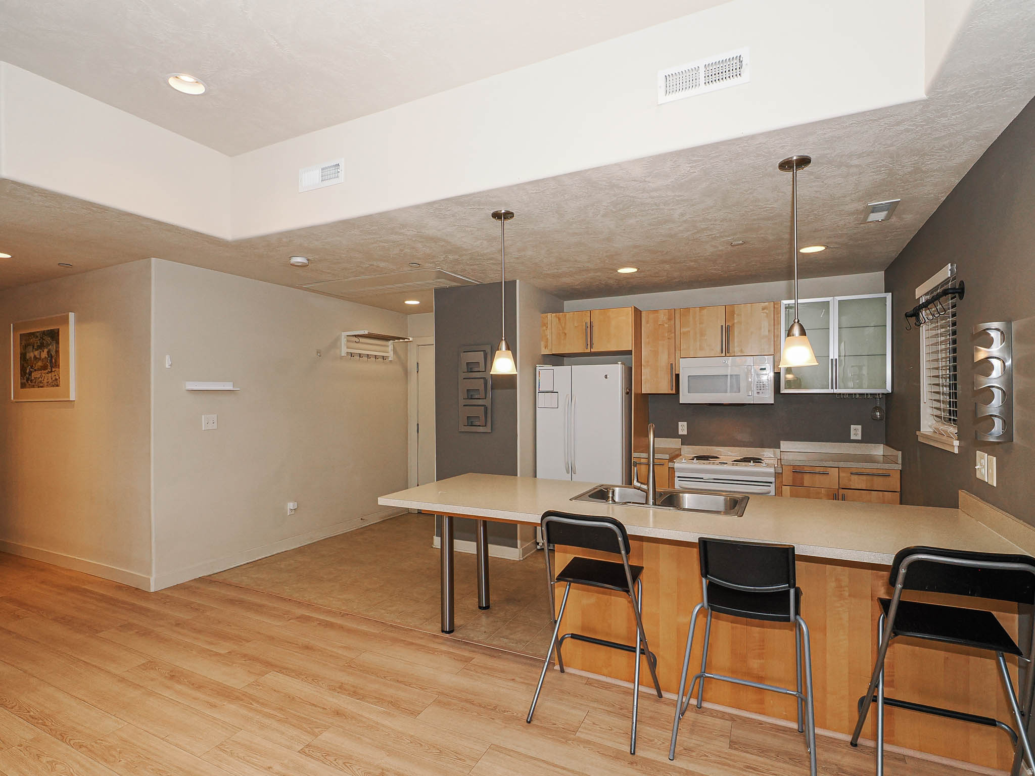 ANGELINAS CORNER - Residential