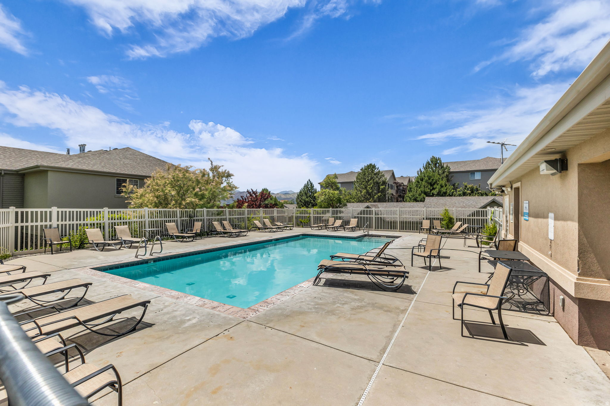 WESTBURY - Residential