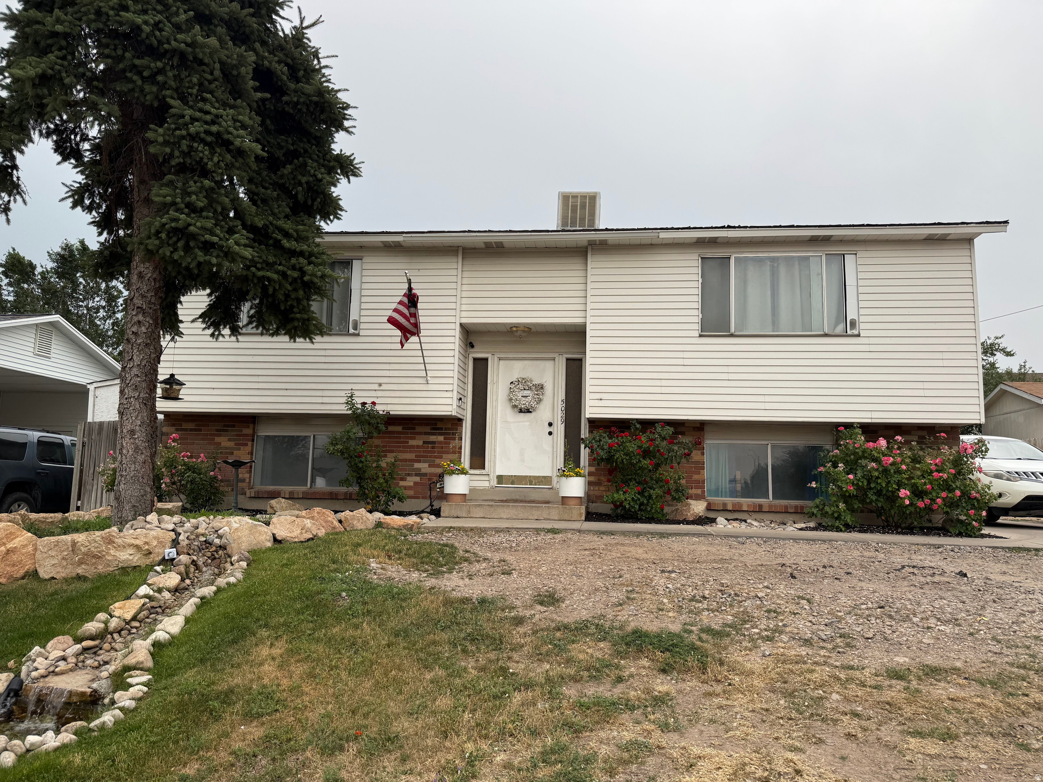 Great bi-level home centrally located near schools, Oquirrh Park, and commuter routes. You will love the convenient main-level living with upstairs laundry. The fully finished walkout basement is a huge bonus, featuring a private entrance, a second kitchen, and separate laundry-an absolutely ideal mother-in-law setup or private guest space!   Square footage figures are provided as a courtesy estimate only and were obtained from County Records .  Buyer is advised to obtain an independent measurement.