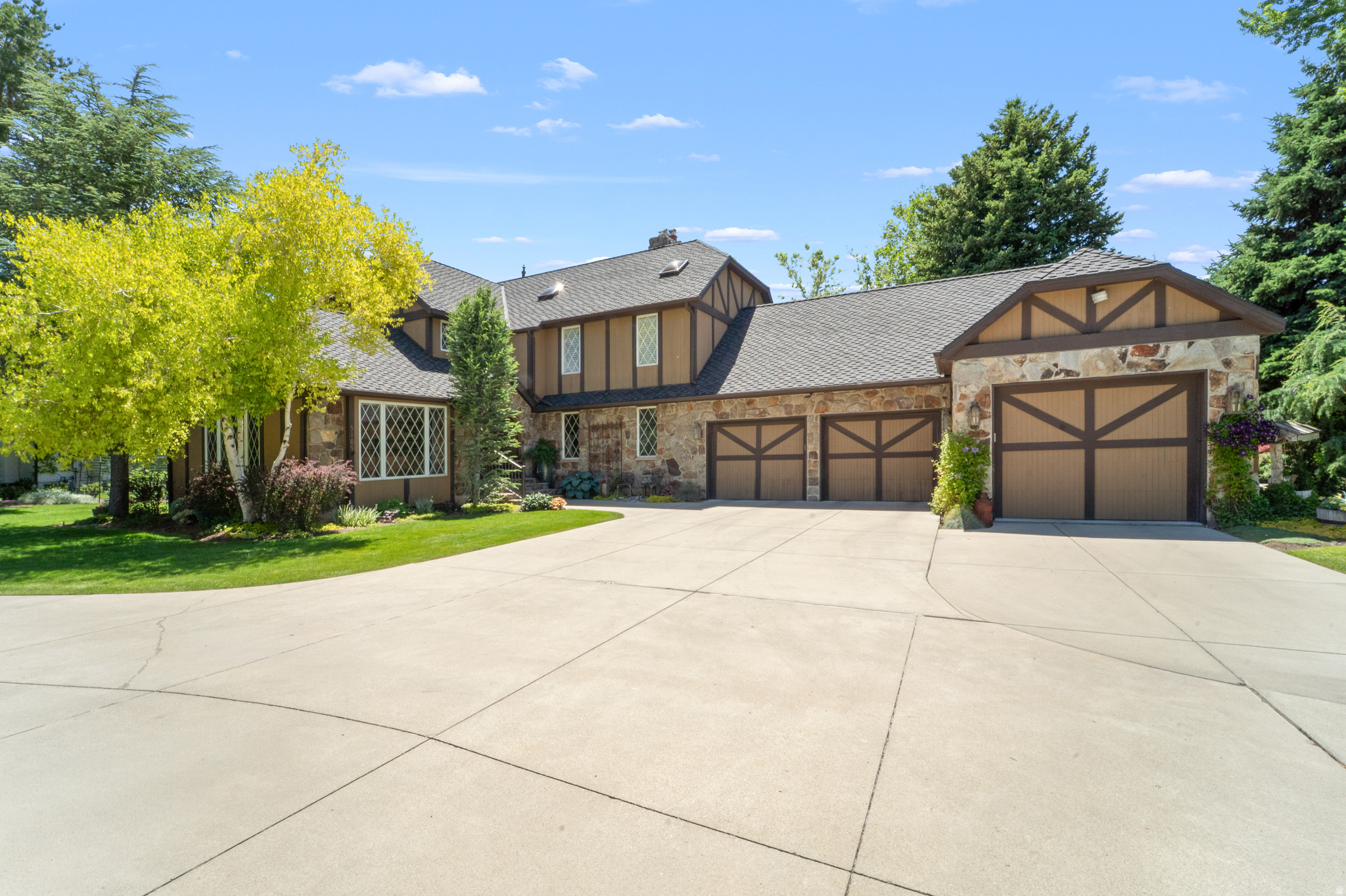 HIDDEN OAKS - Residential