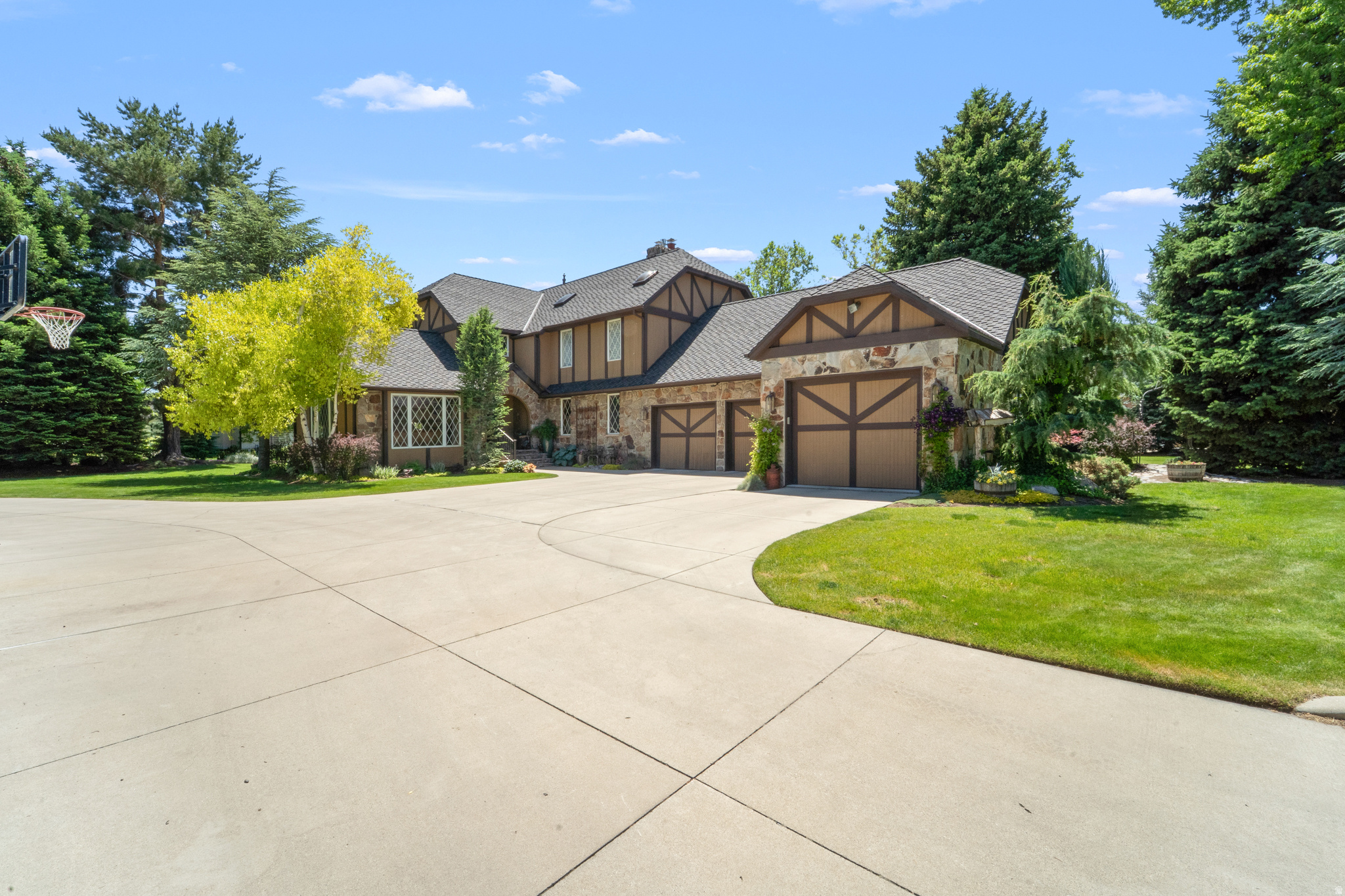 HIDDEN OAKS - Residential