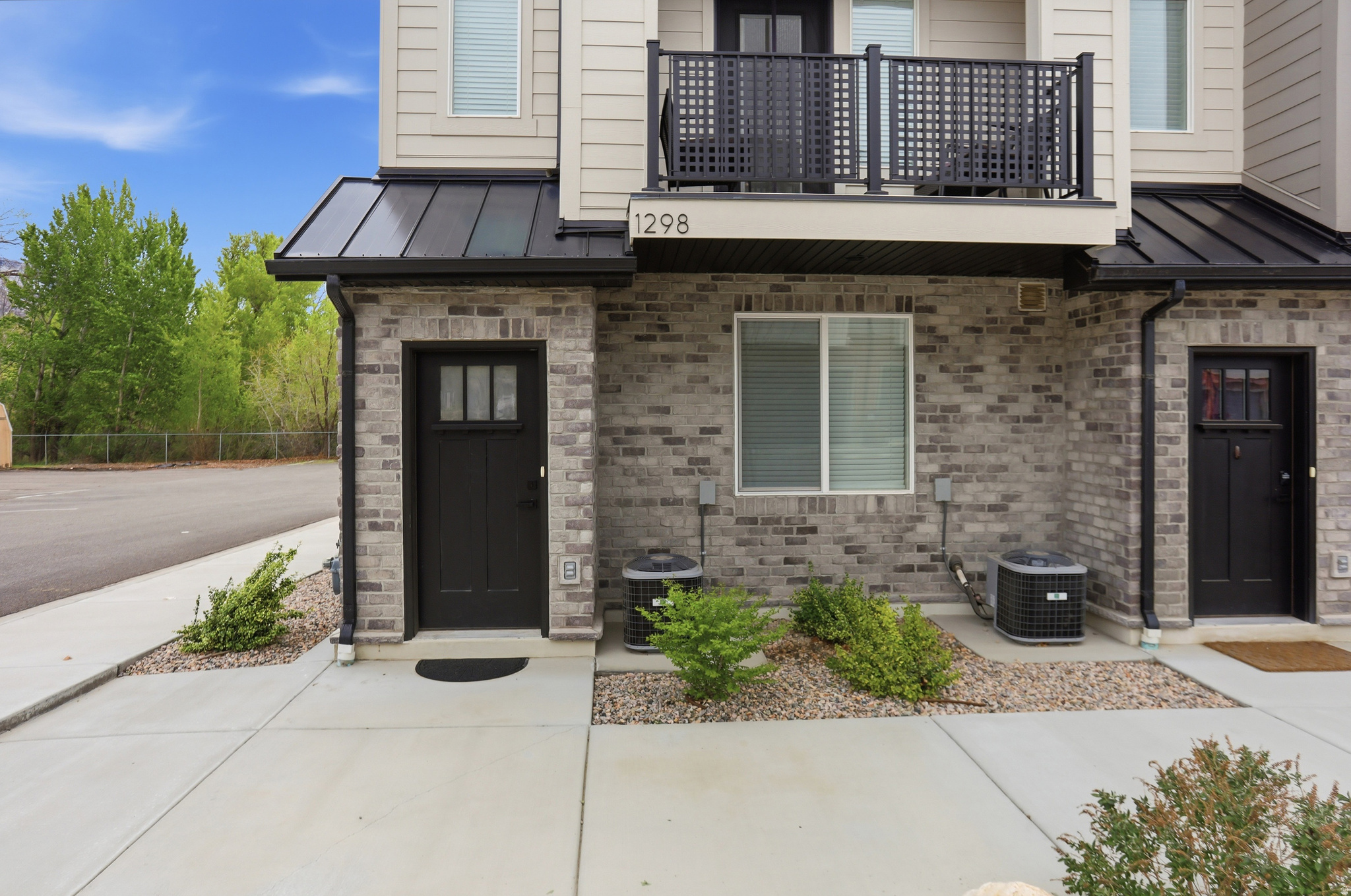 THE OVERLOOK AT 16TH TOWNHOMES - Residential