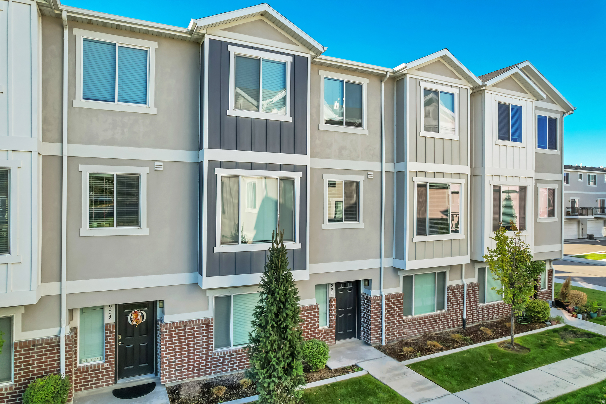 Here is your chance to own a townhome in Lakeview Fields.  Located just 4 minutes to UVU and 11 minutes to BYU this home is central to everything yet feels like the country.   Popular floor plan with tons of windows and light, 3 bedrooms, 2 full bathrooms and laundry upstairs.  Huge kitchen and family room on the main level and then an additional bedroom and full bathroom downstairs.   2 car garage. HOA includes clubhouse, park/playground, and swimming pool.