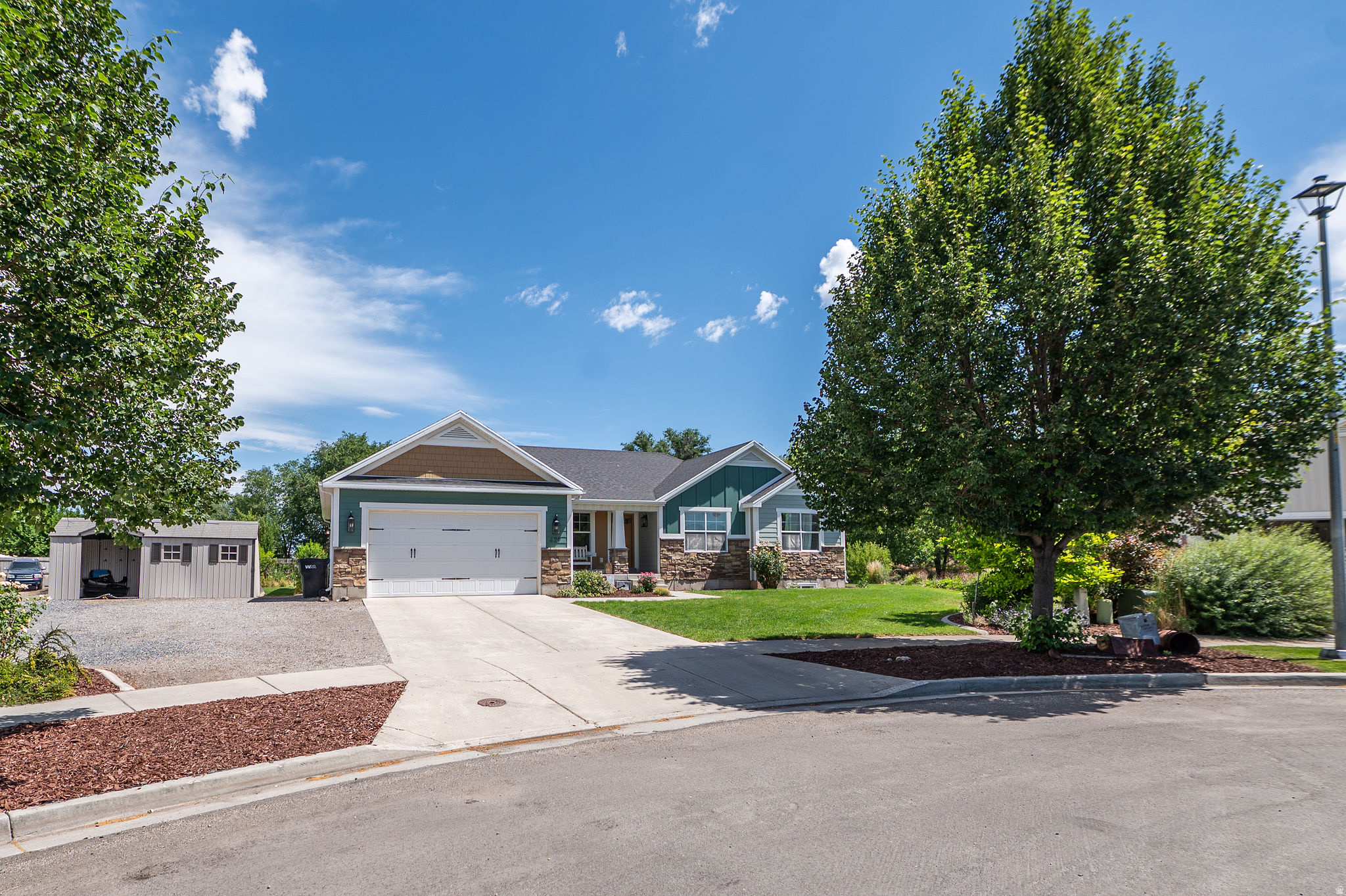 ROLLING HILLS - Residential