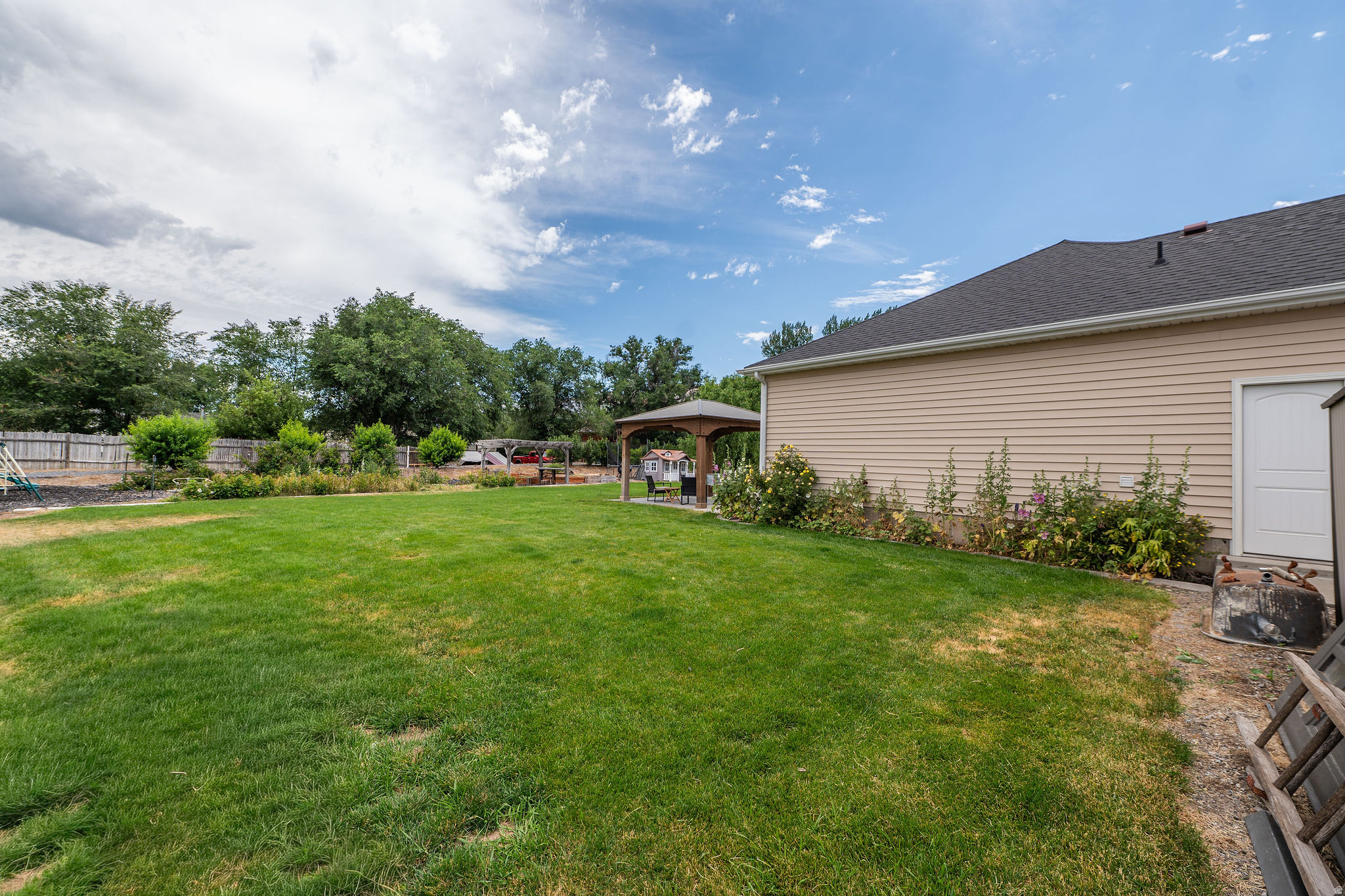 ROLLING HILLS - Residential
